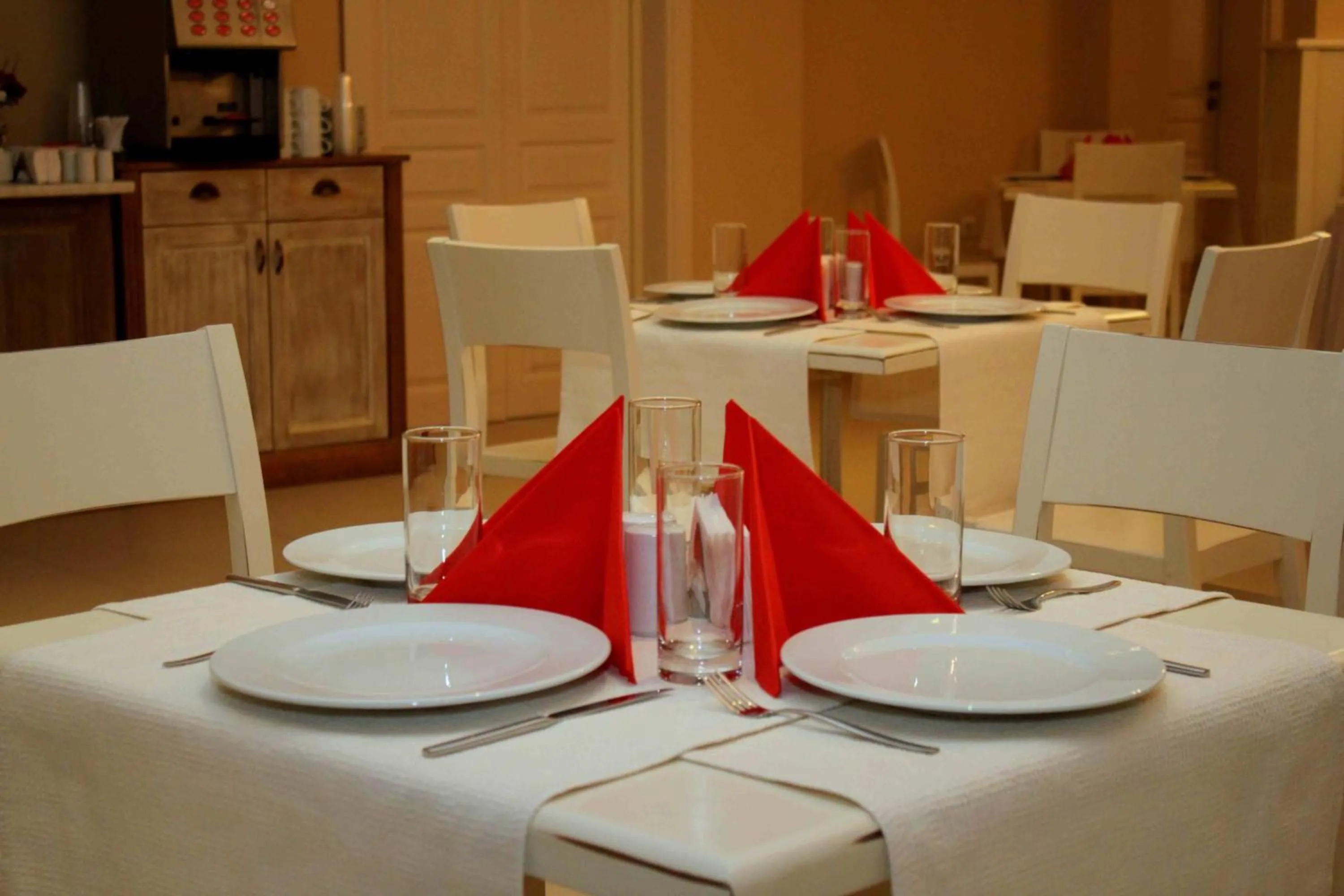 Restaurant/places to eat in Maria-Antoaneta Residence