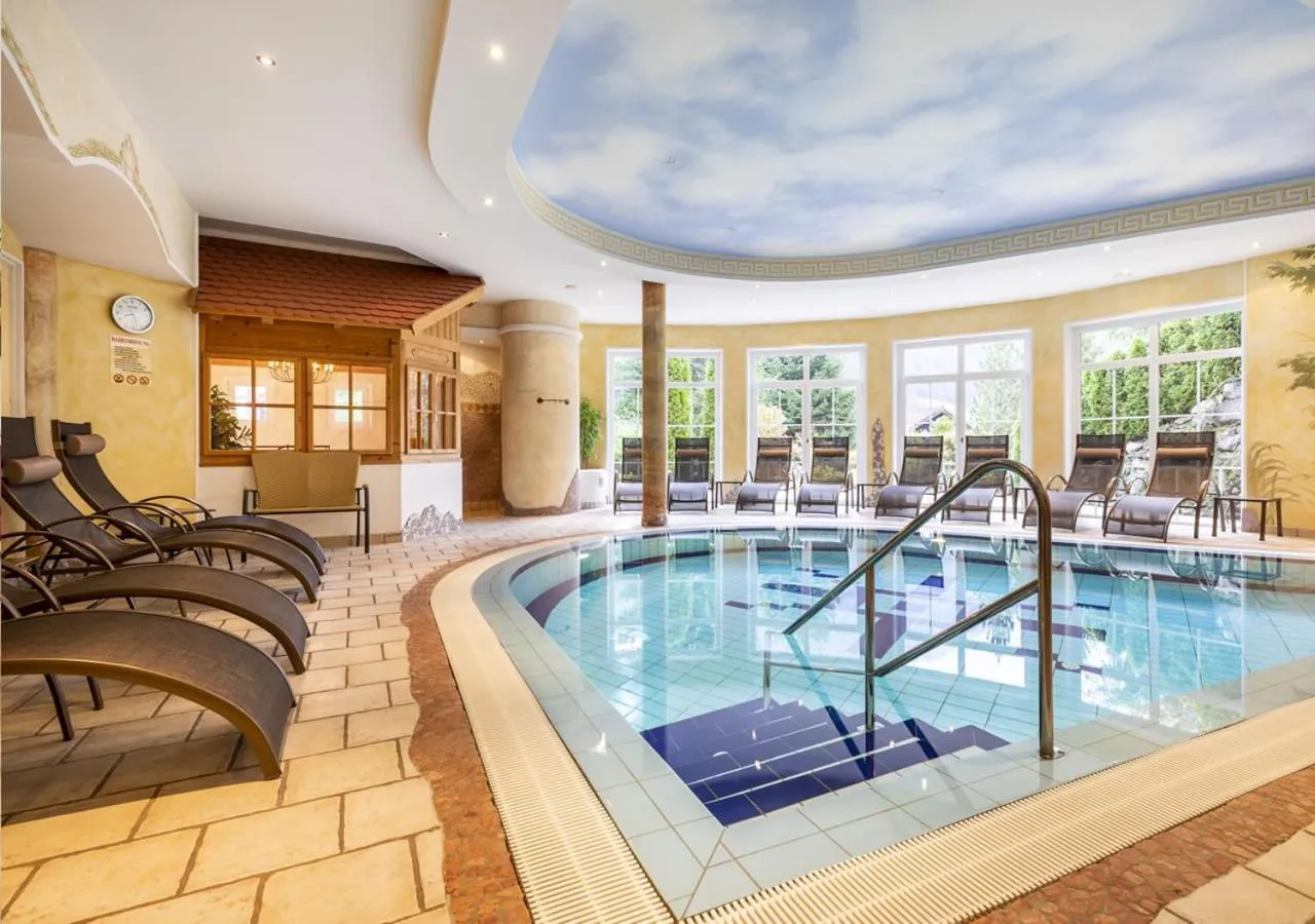 Swimming pool in Wellness-Aparthotel Montana