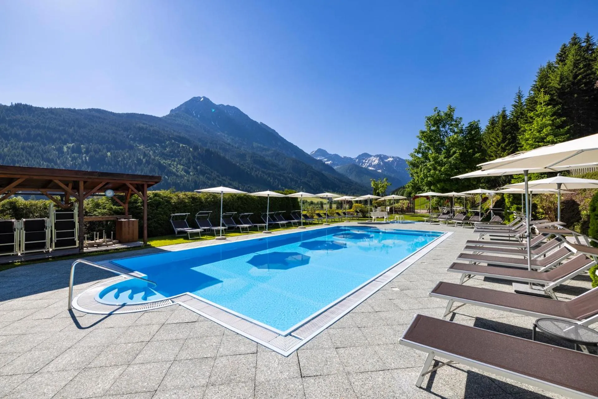 Swimming pool in Wellness-Aparthotel Montana