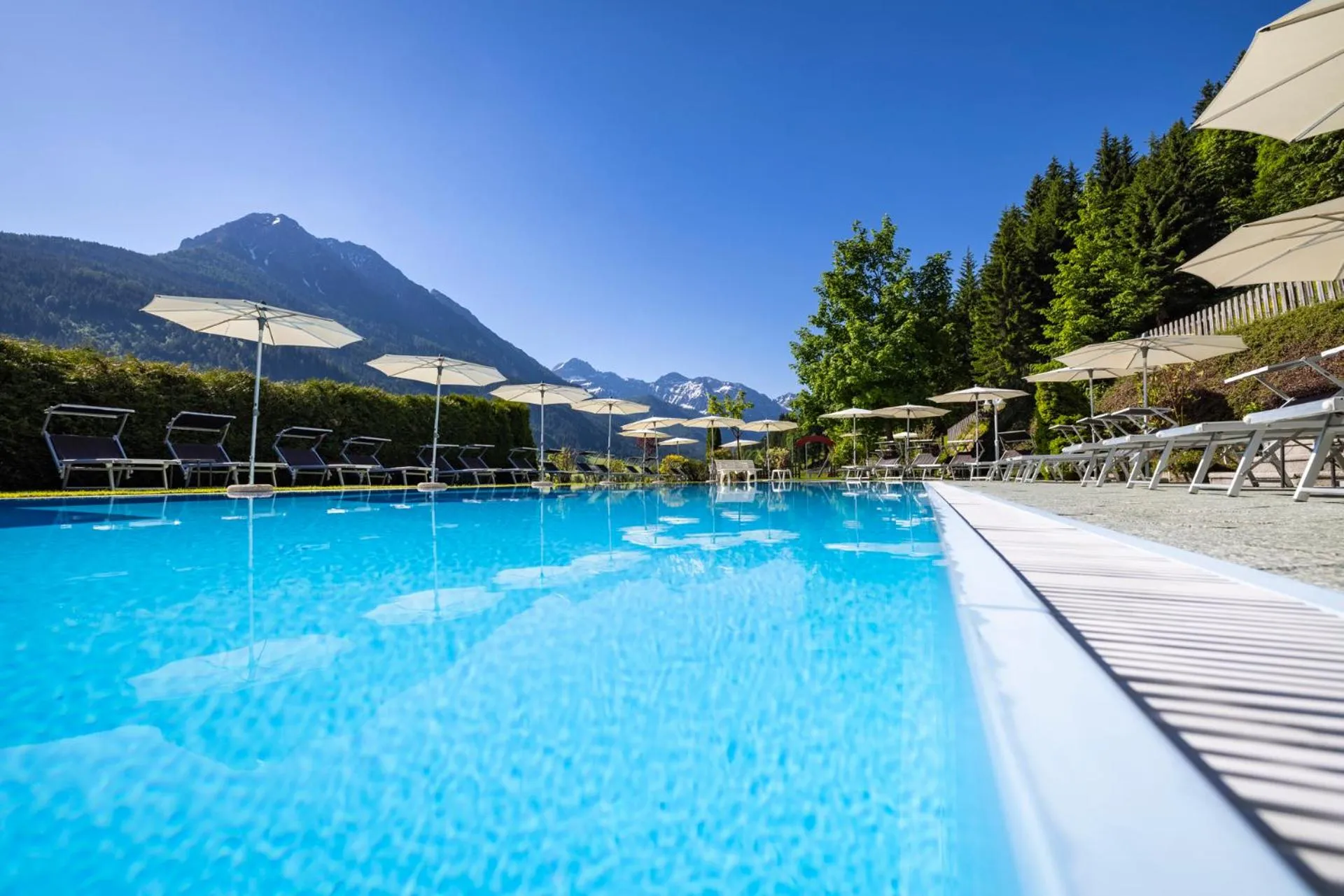 Swimming pool in Wellness-Aparthotel Montana