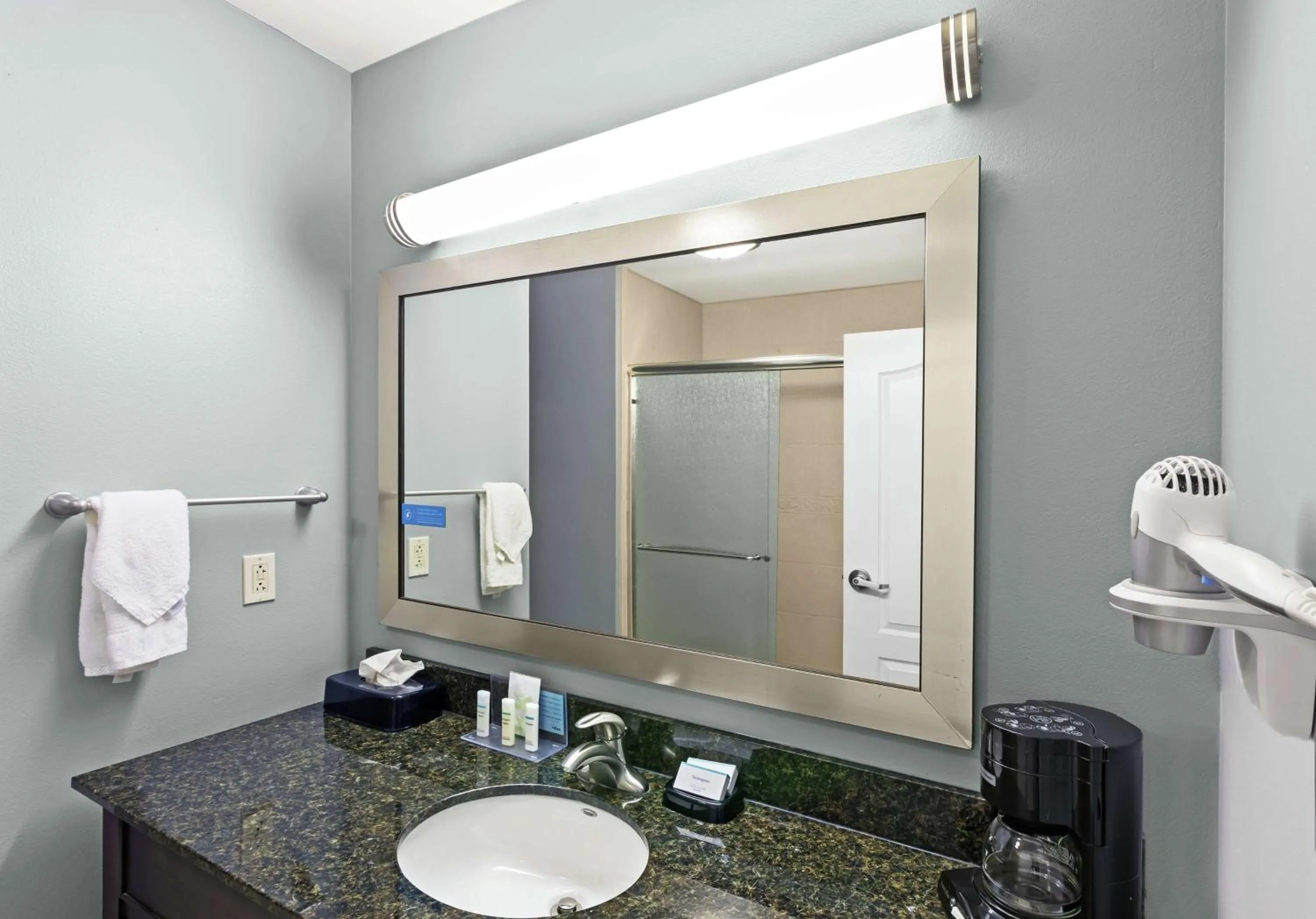 Bathroom in Hampton Inn & Suites Shreveport/Bossier City at Airline Drive