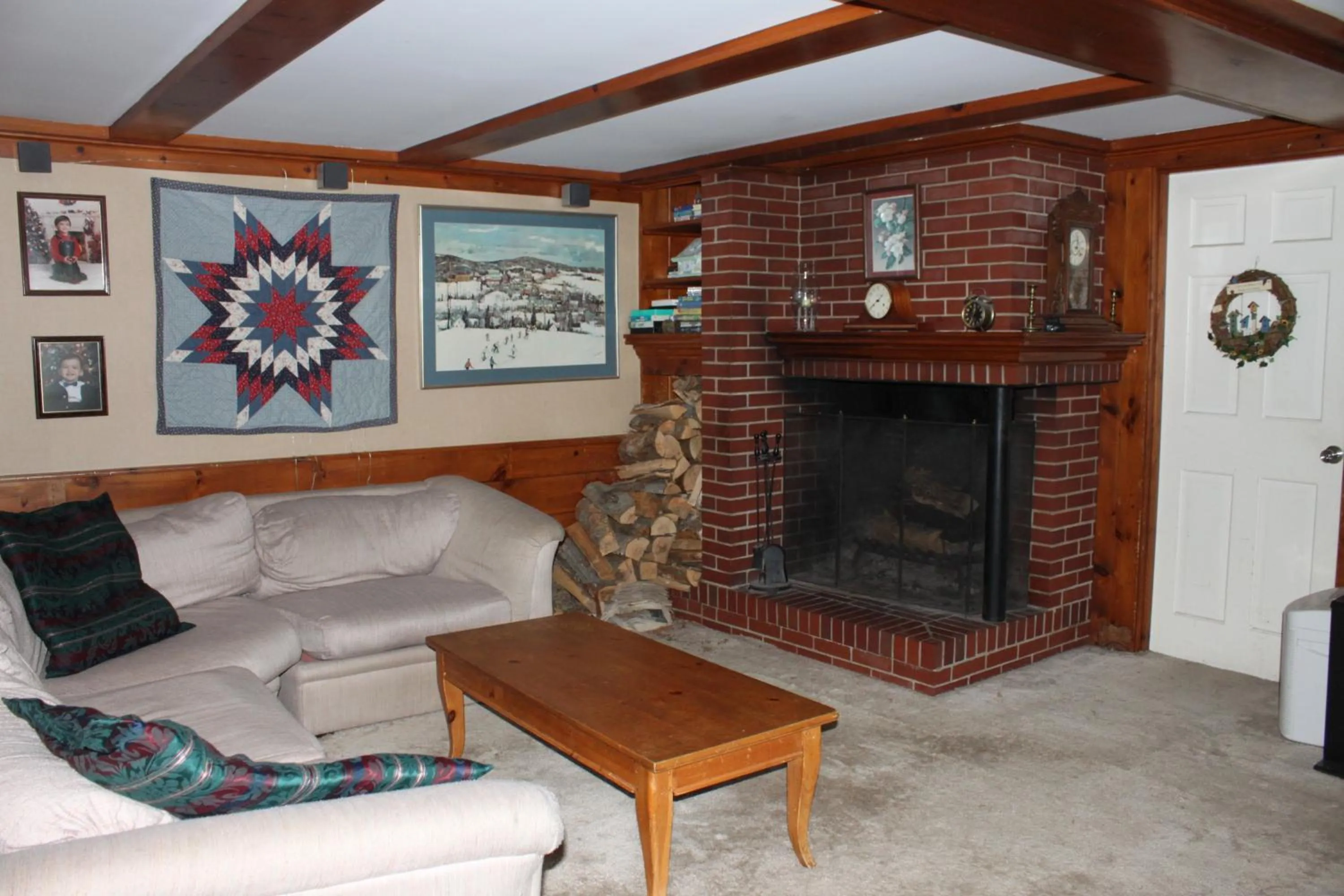 Living room in White Trellis Motel