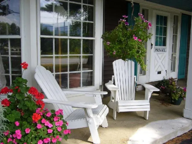Patio in White Trellis Motel