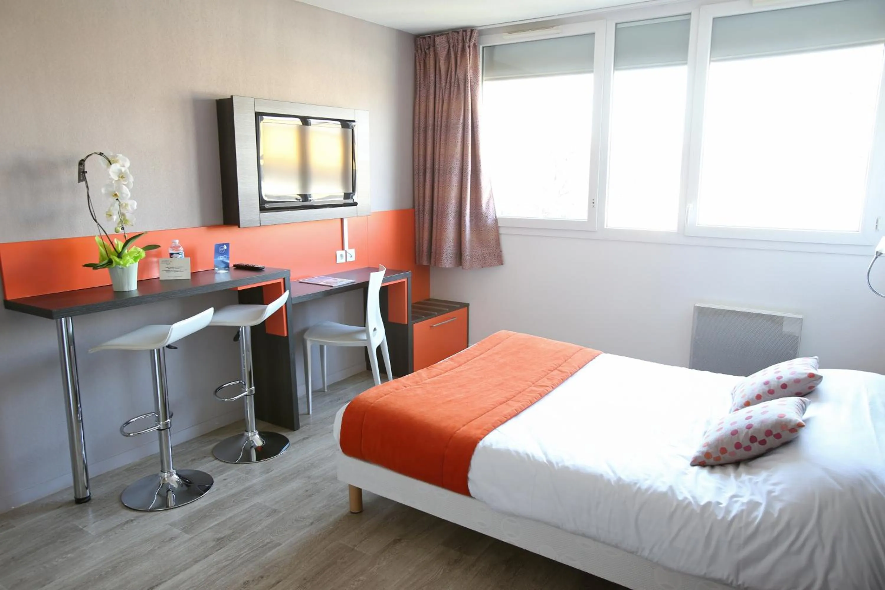 Living room, Bed in Adonis Paris Sud