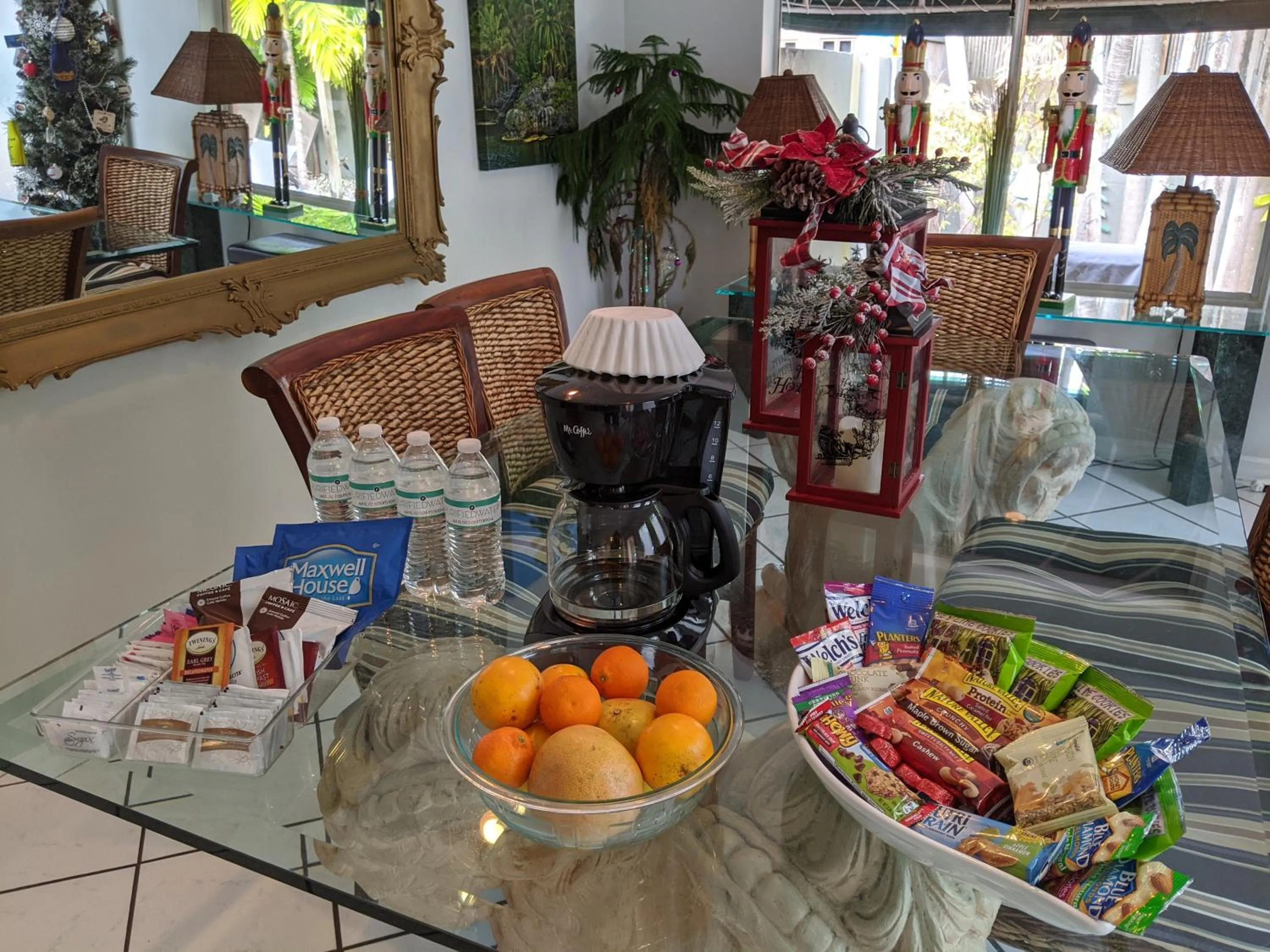 Food and drinks in Suite Dreams Inn by the Beach