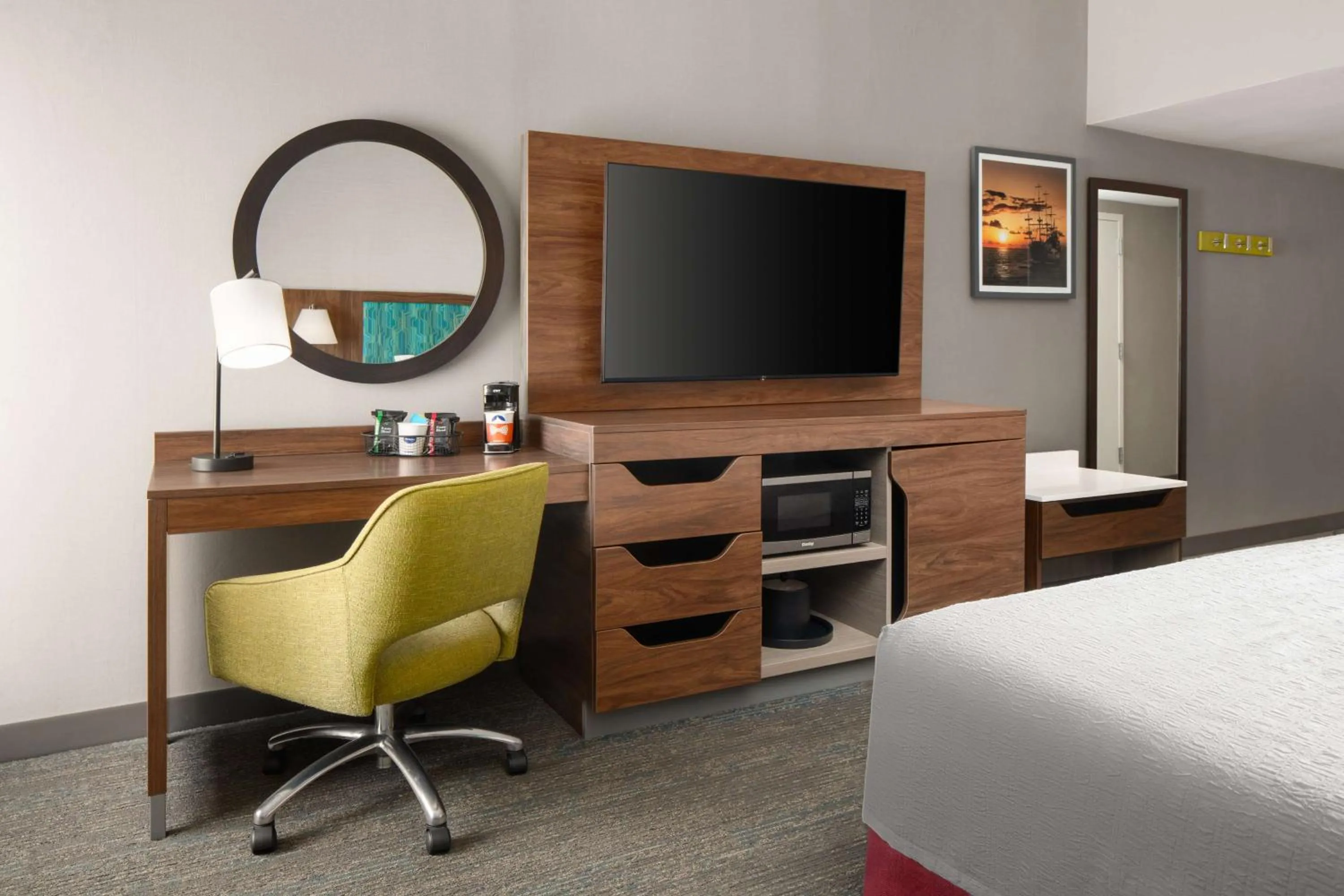 Bedroom, Bed in Hampton Inn Sturbridge