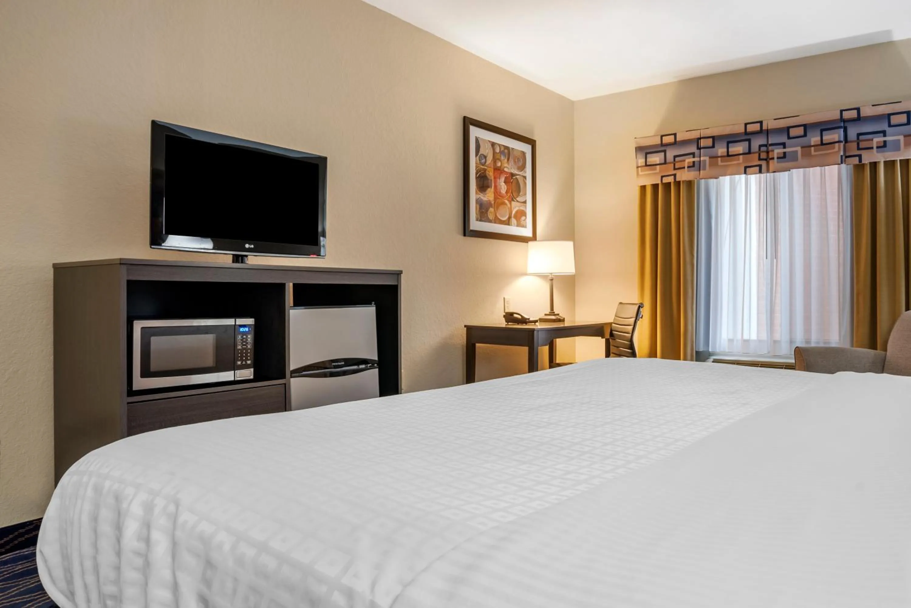 Bedroom, Bed in Best Western Troy Inn