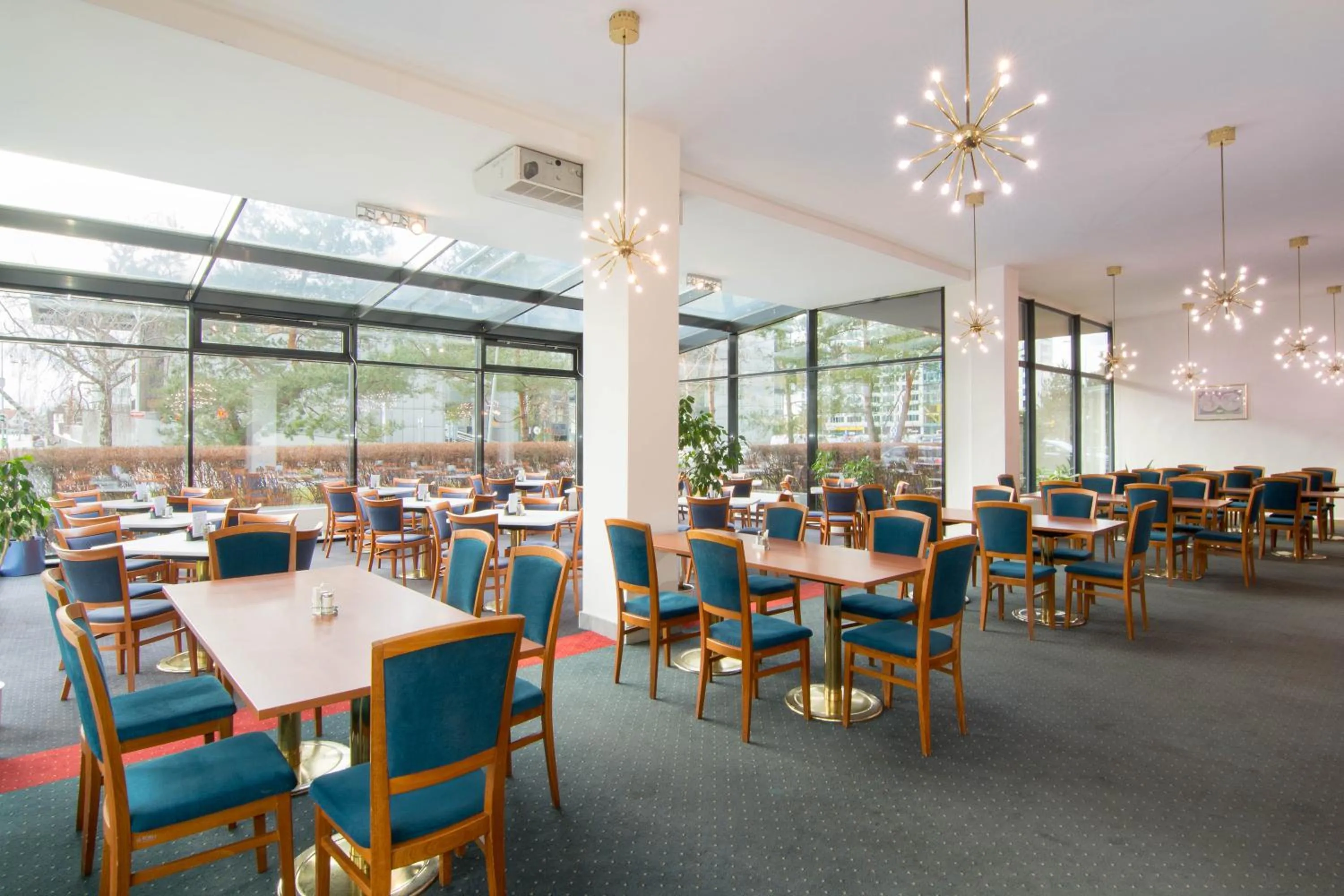 Restaurant/places to eat in Hotel ILF