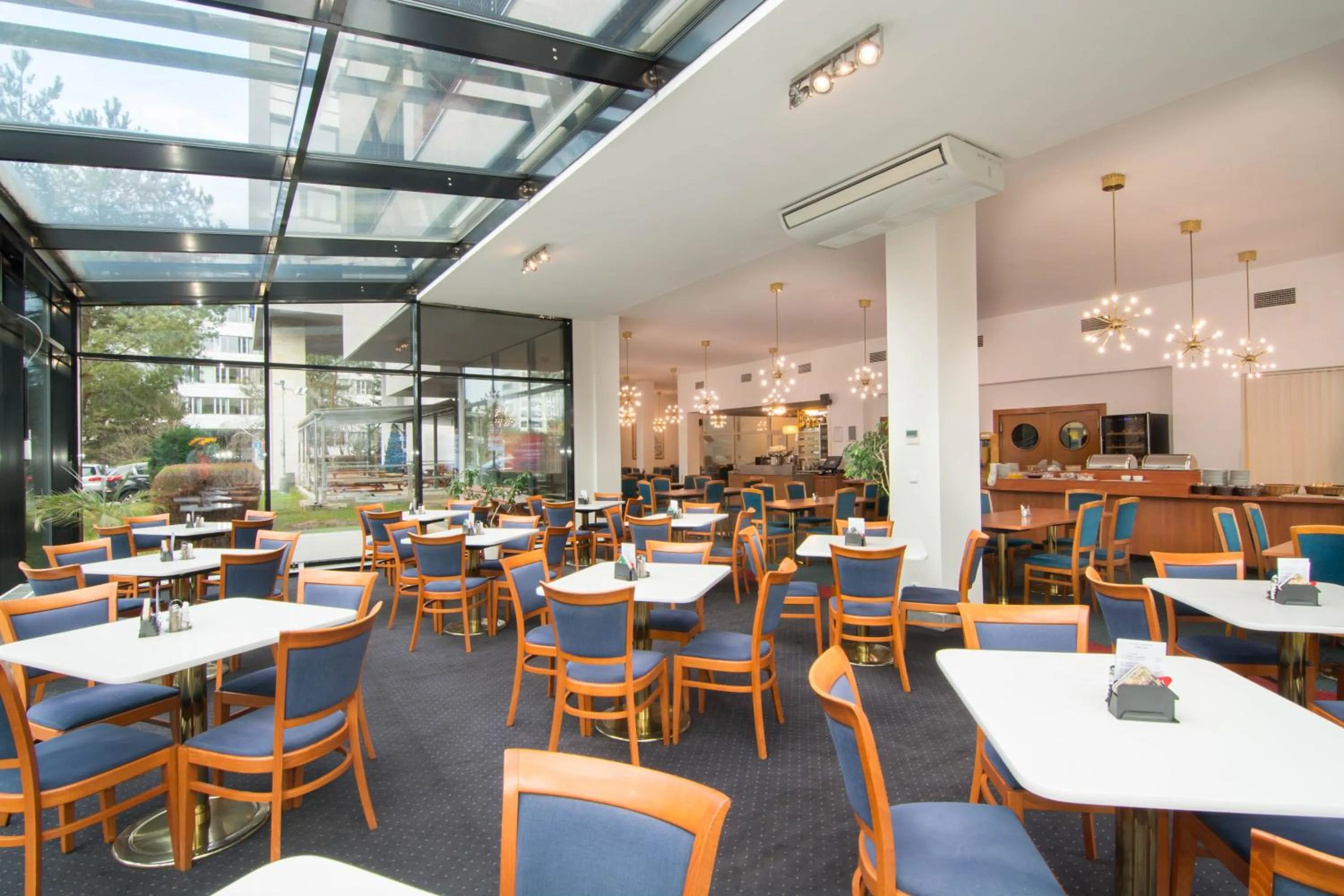 Restaurant/places to eat in Hotel ILF