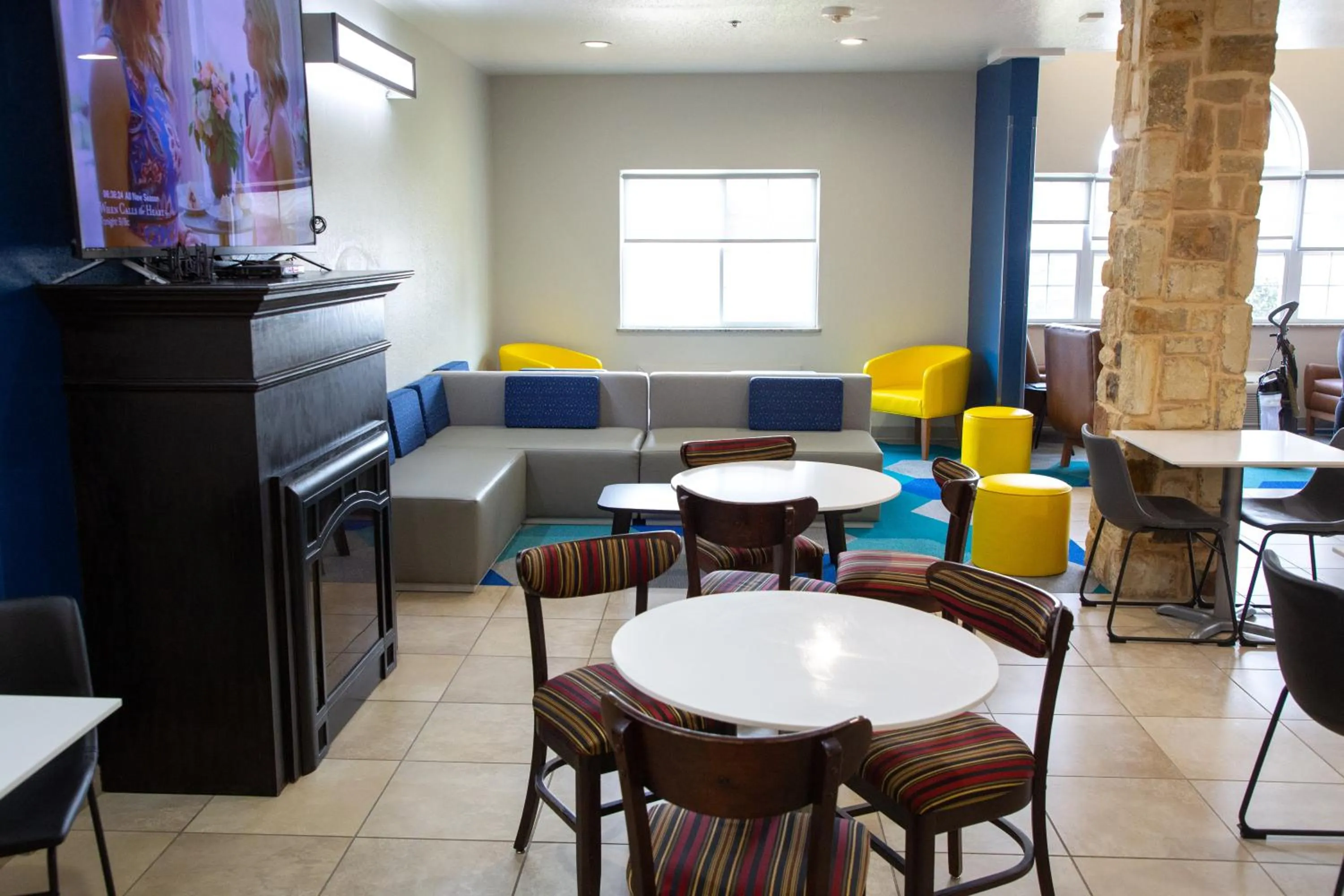 Communal lounge/ TV room in Microtel Inn & Suites by Wyndham Searcy