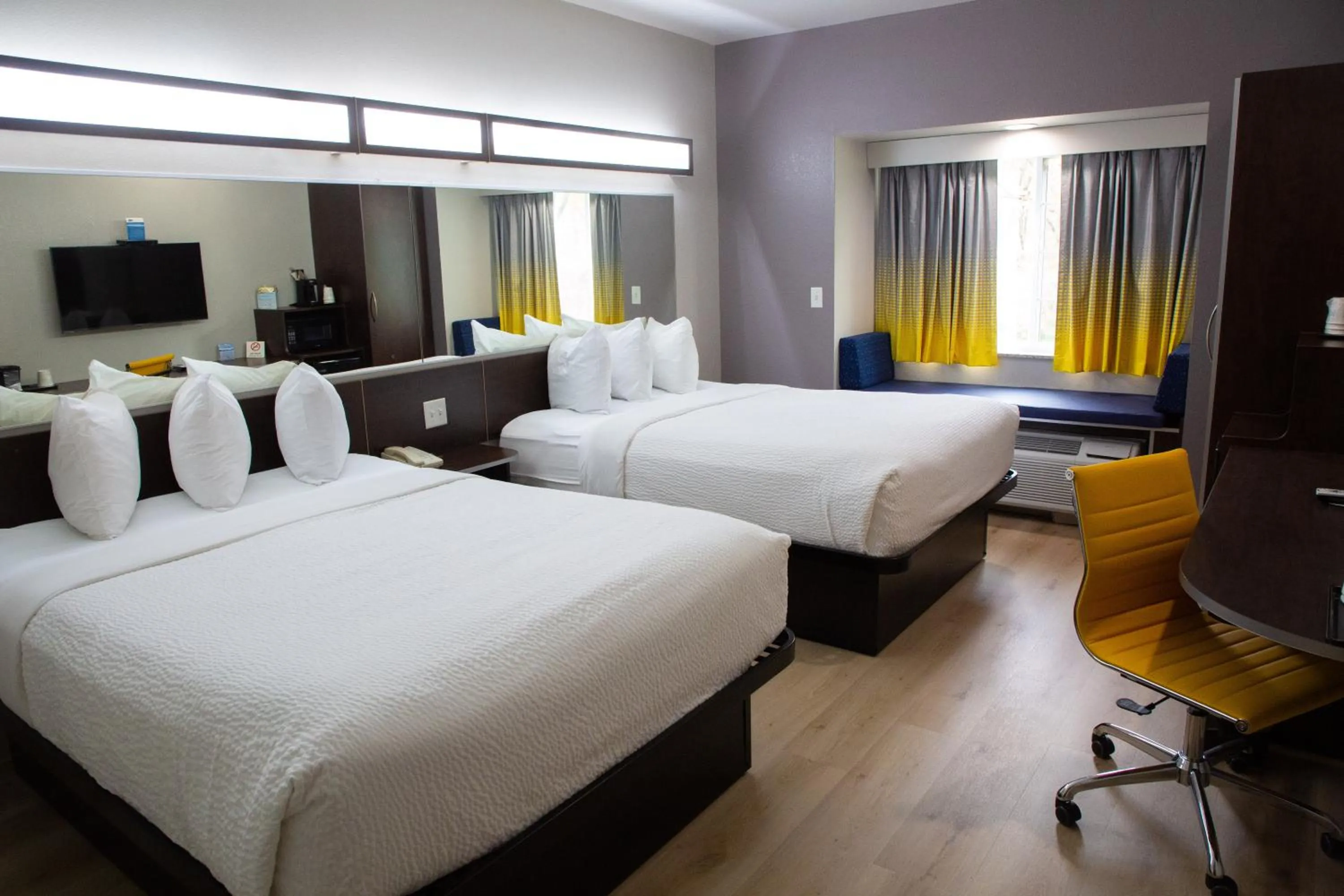 Photo of the whole room, Bed in Microtel Inn & Suites by Wyndham Searcy