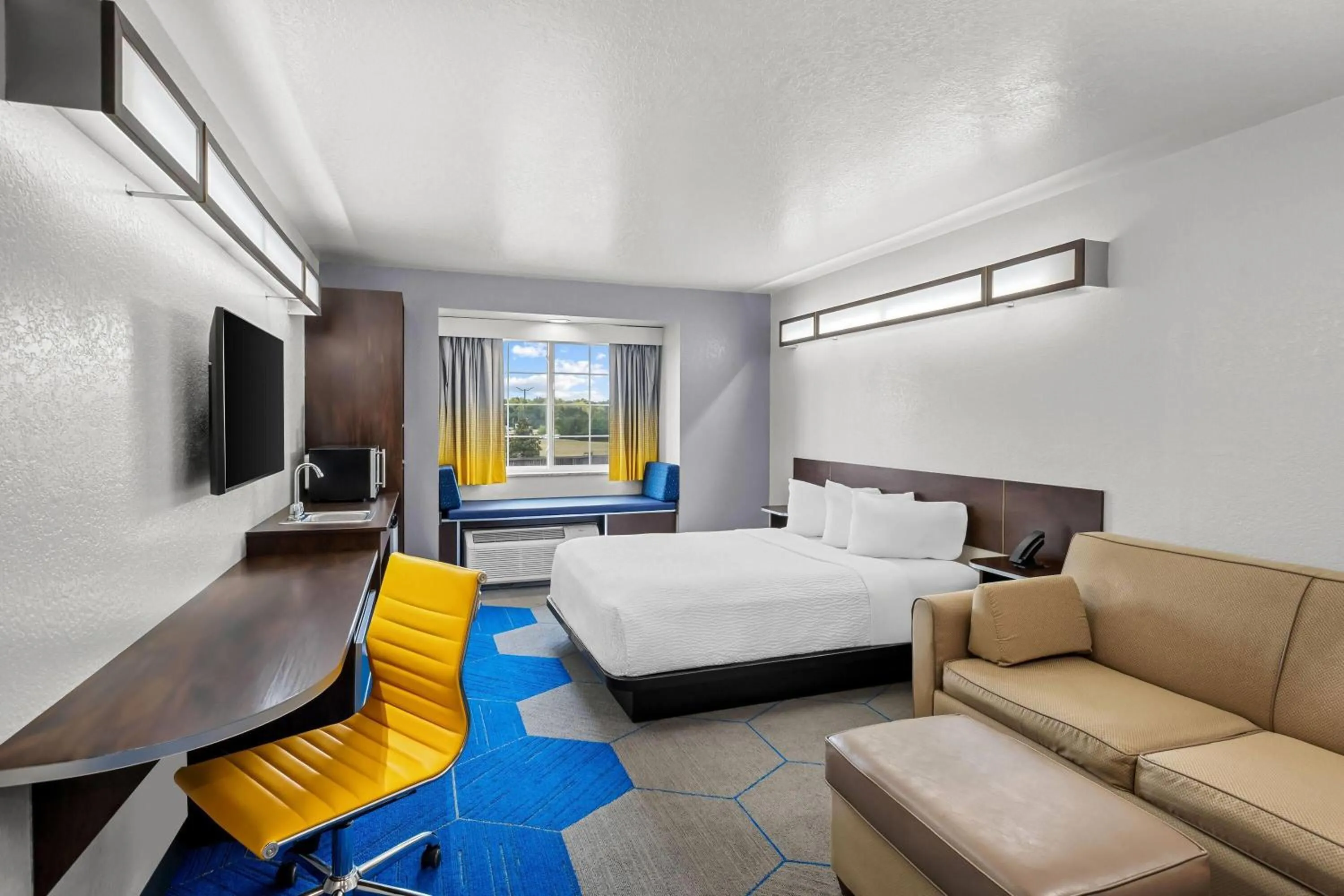 Photo of the whole room, Bed in Microtel Inn & Suites by Wyndham Searcy