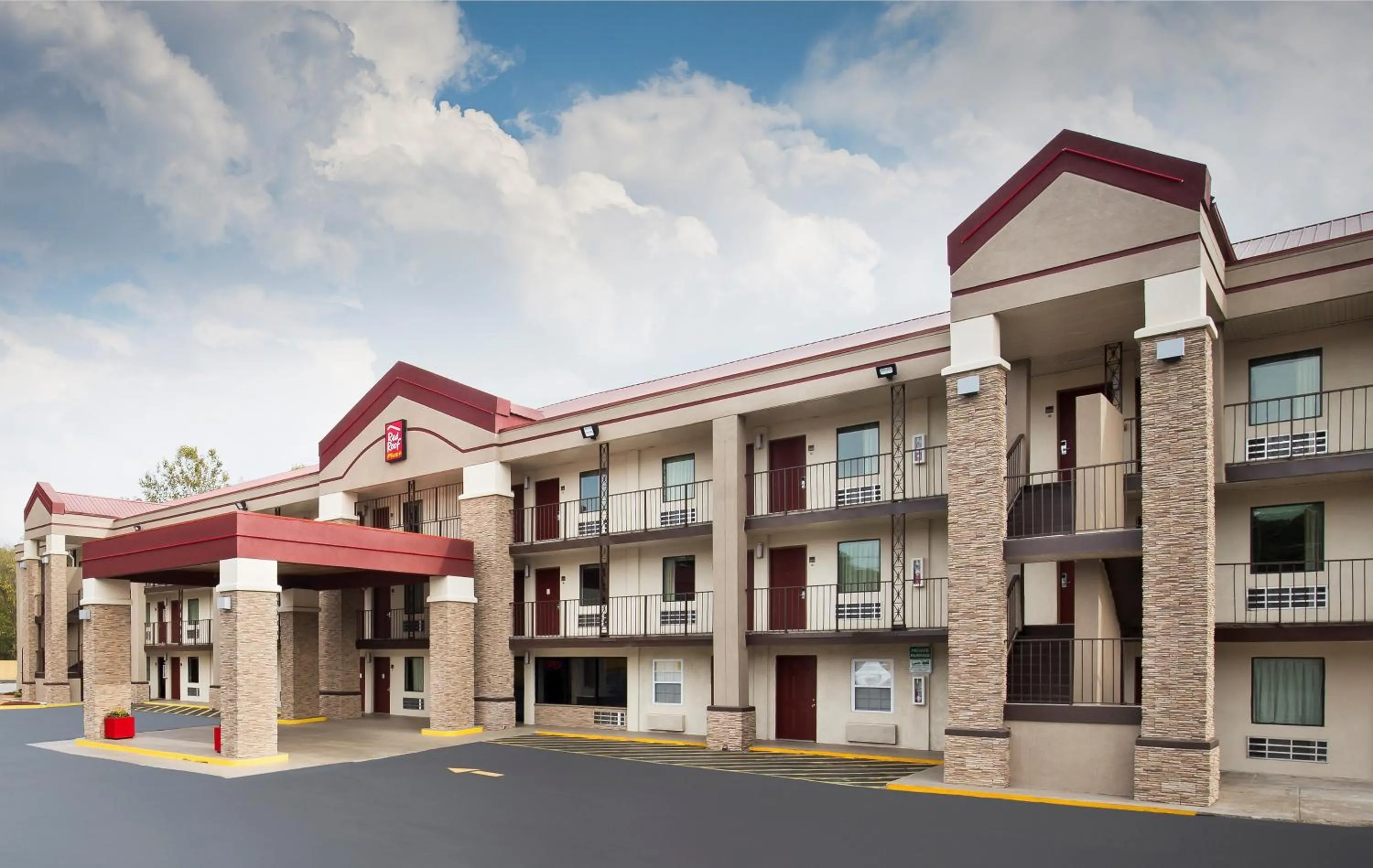 Property building in Red Roof Inn PLUS+ Birmingham East – Irondale/Airport