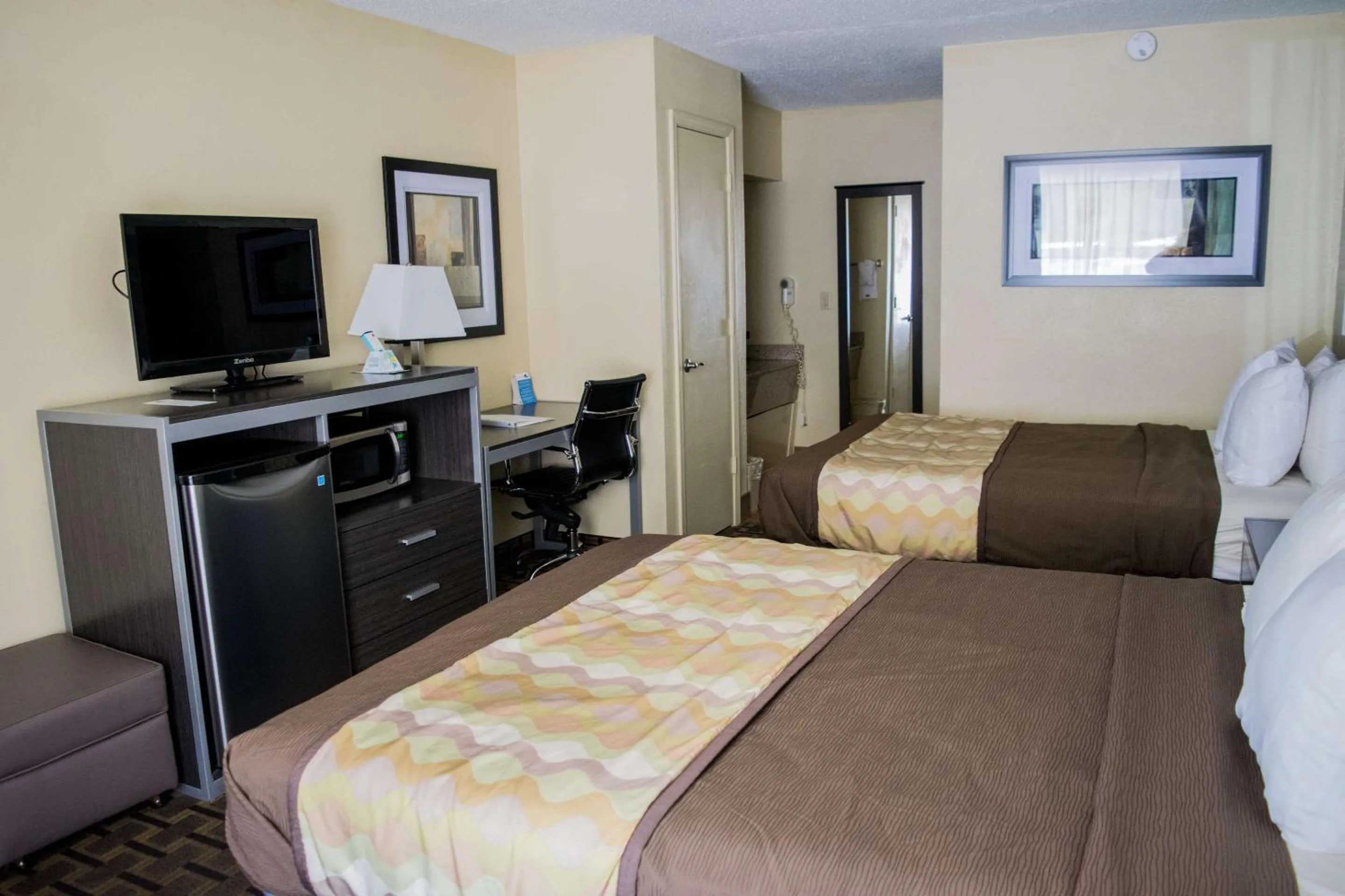 Photo of the whole room, Bed in Best Western Coachlight