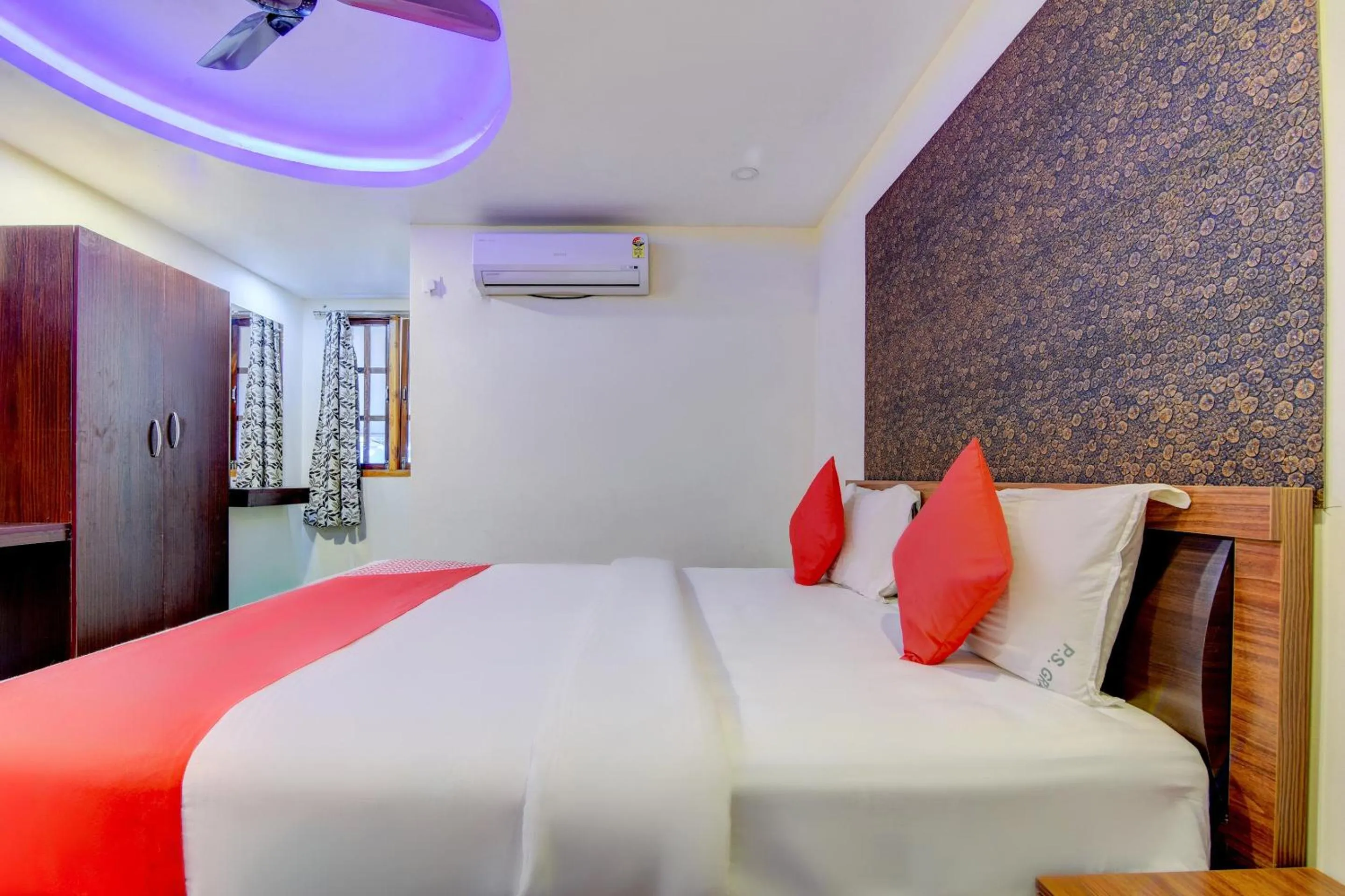 Bedroom, Bed in Hotel O P S Grand