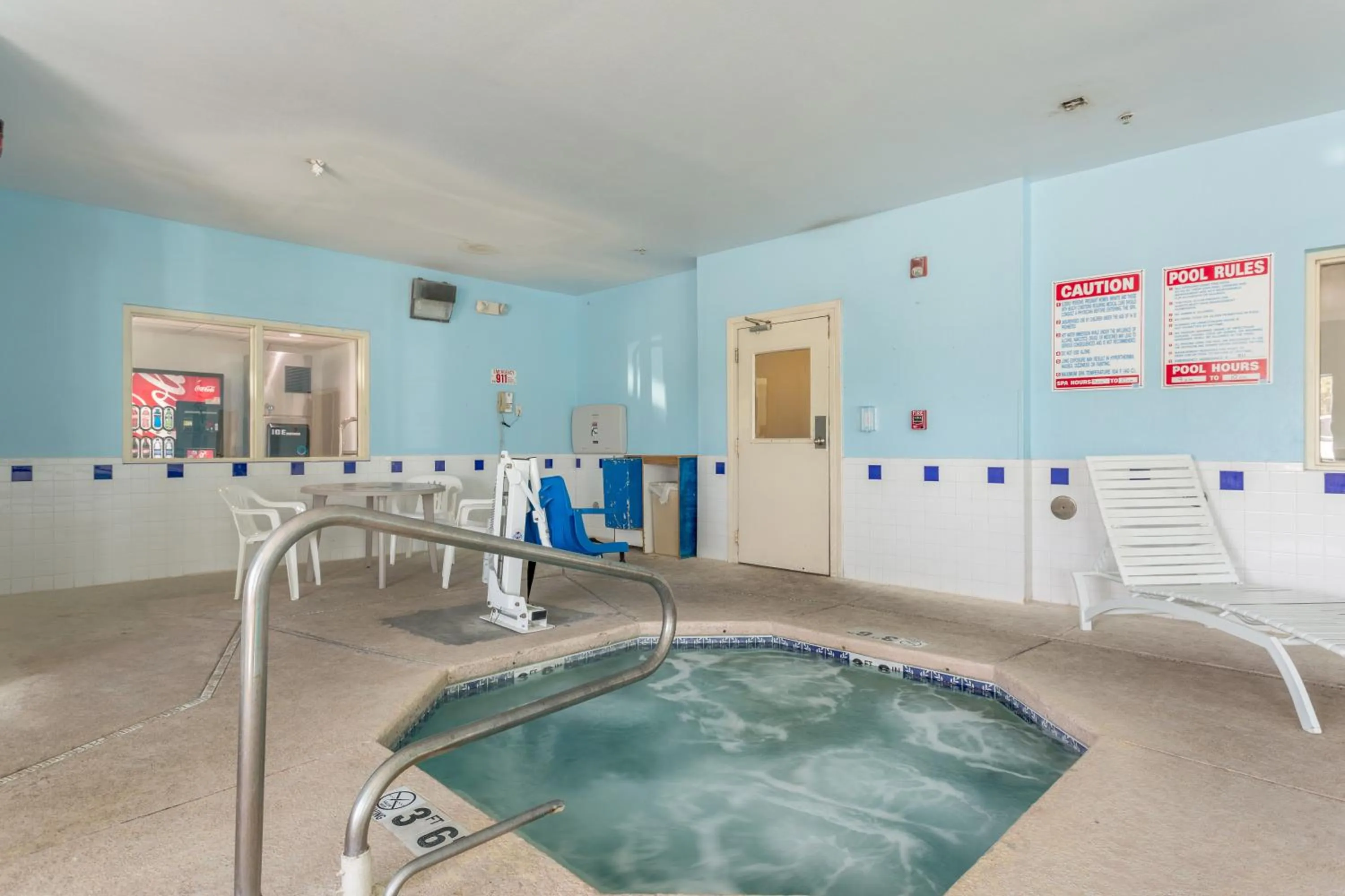 Swimming pool in Motel 6-Roswell, NM