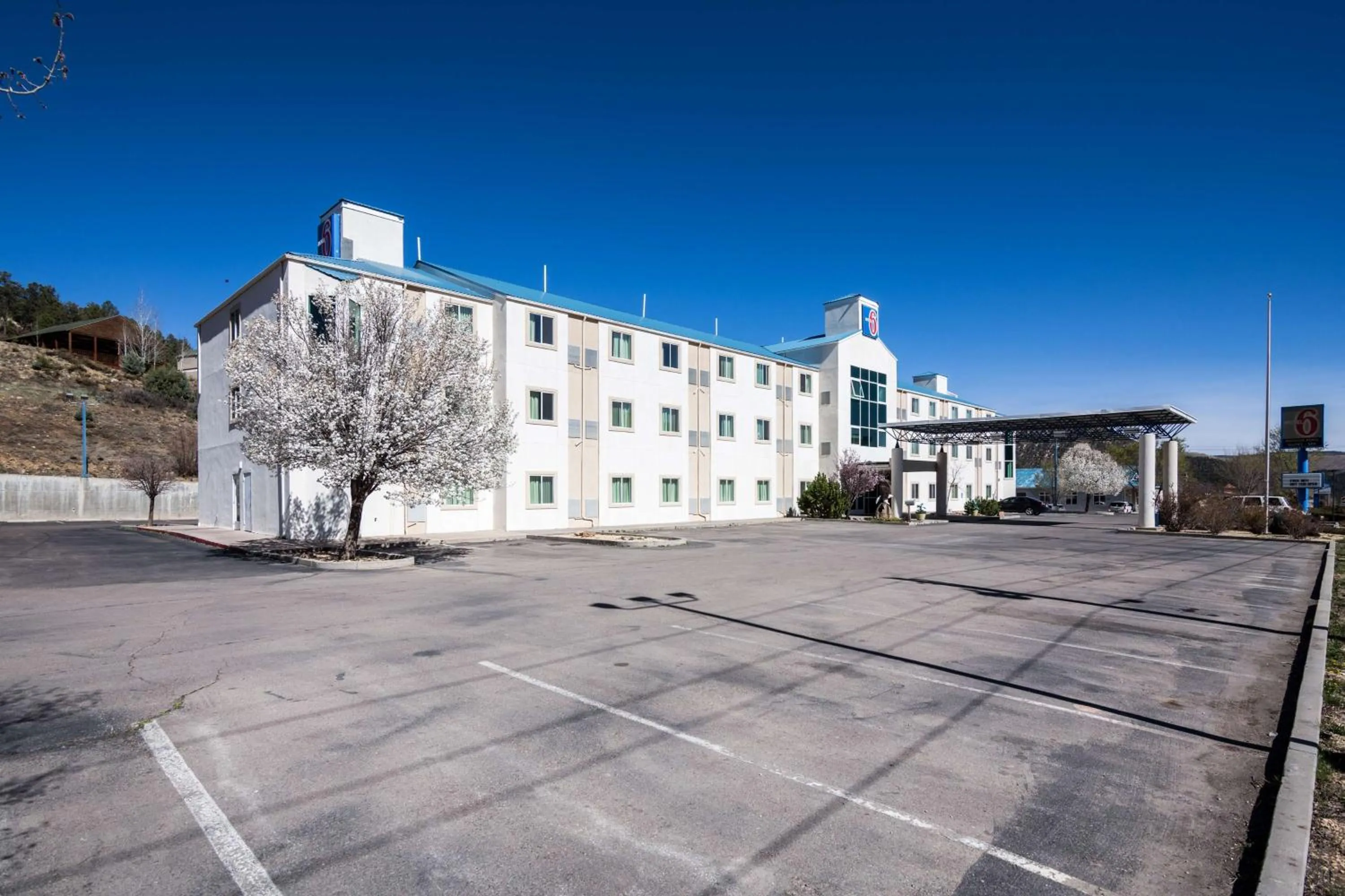 Property building in Motel 6-Ruidoso, NM