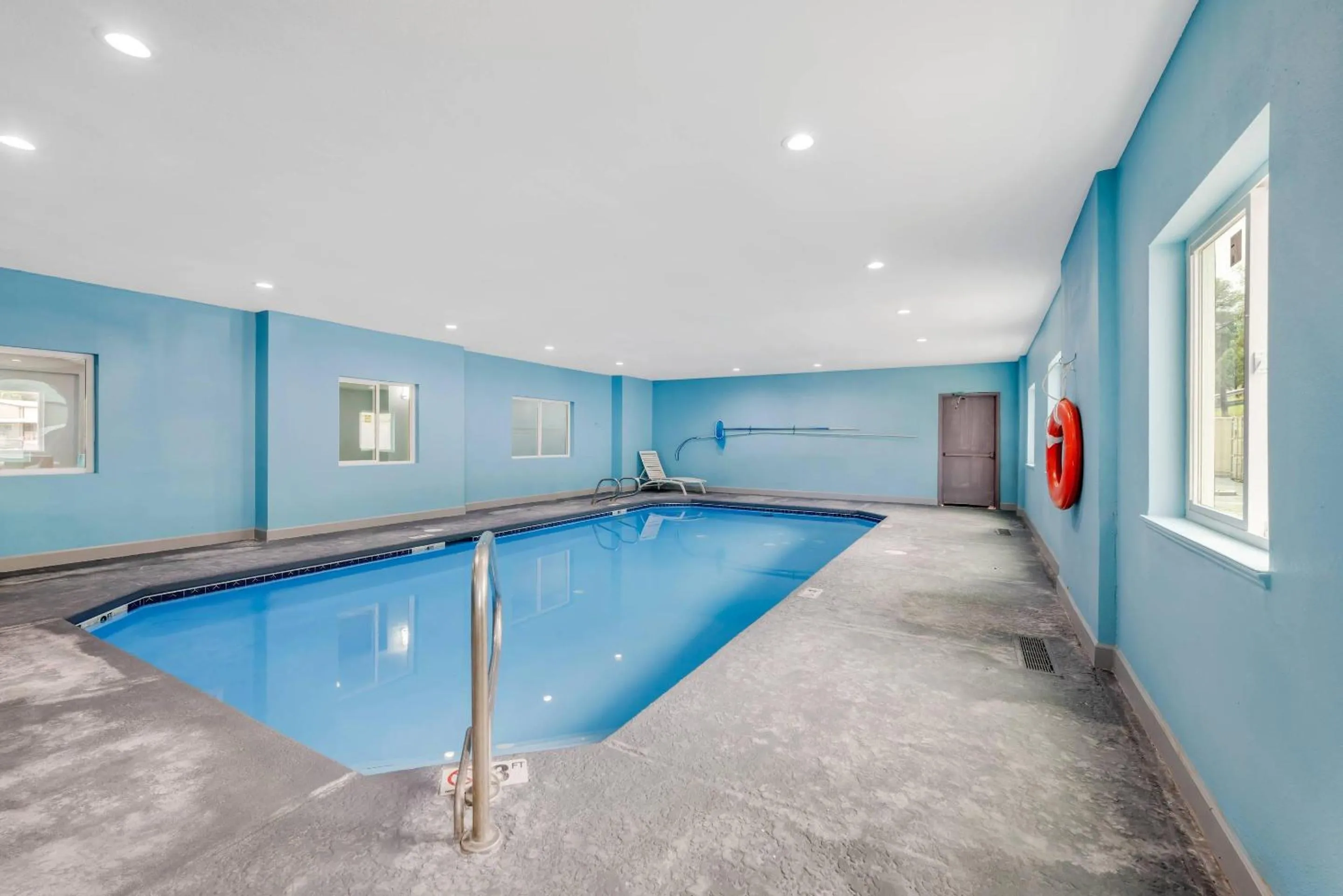 Swimming pool in Quality Inn