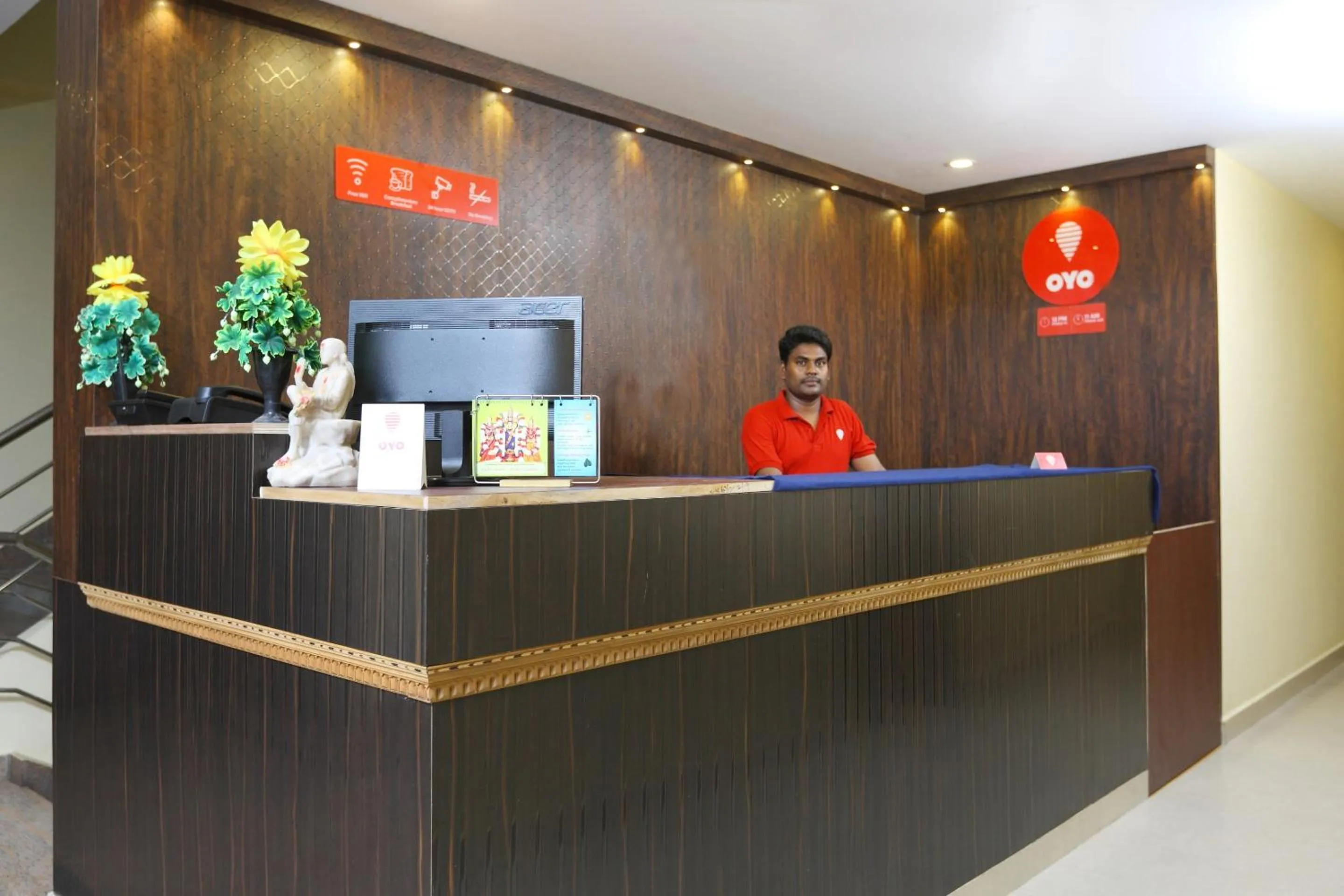 Lobby or reception in Capital O Sai Golden Rooms