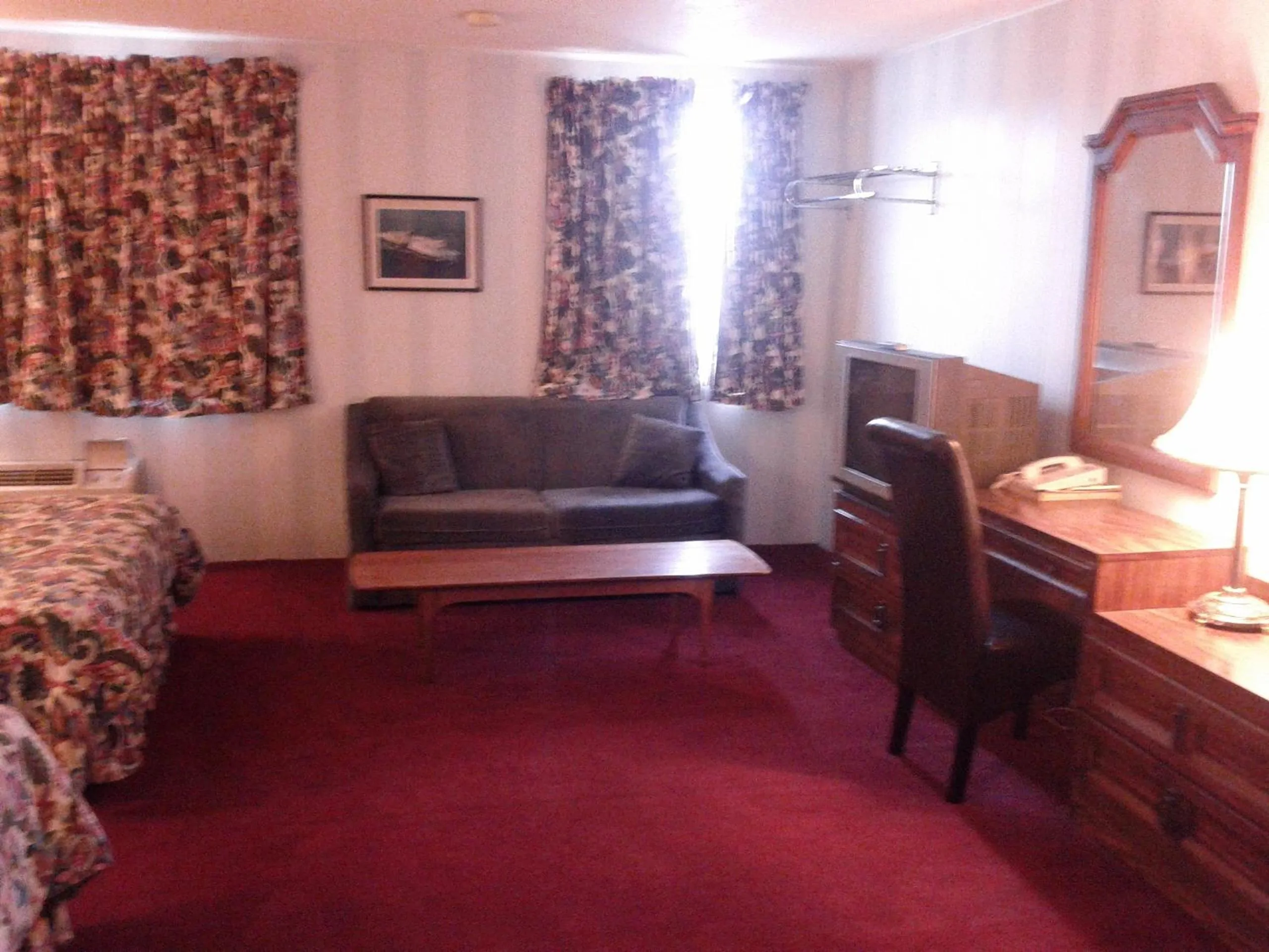 TV and multimedia, Seating Area in Diamond Motor Inn