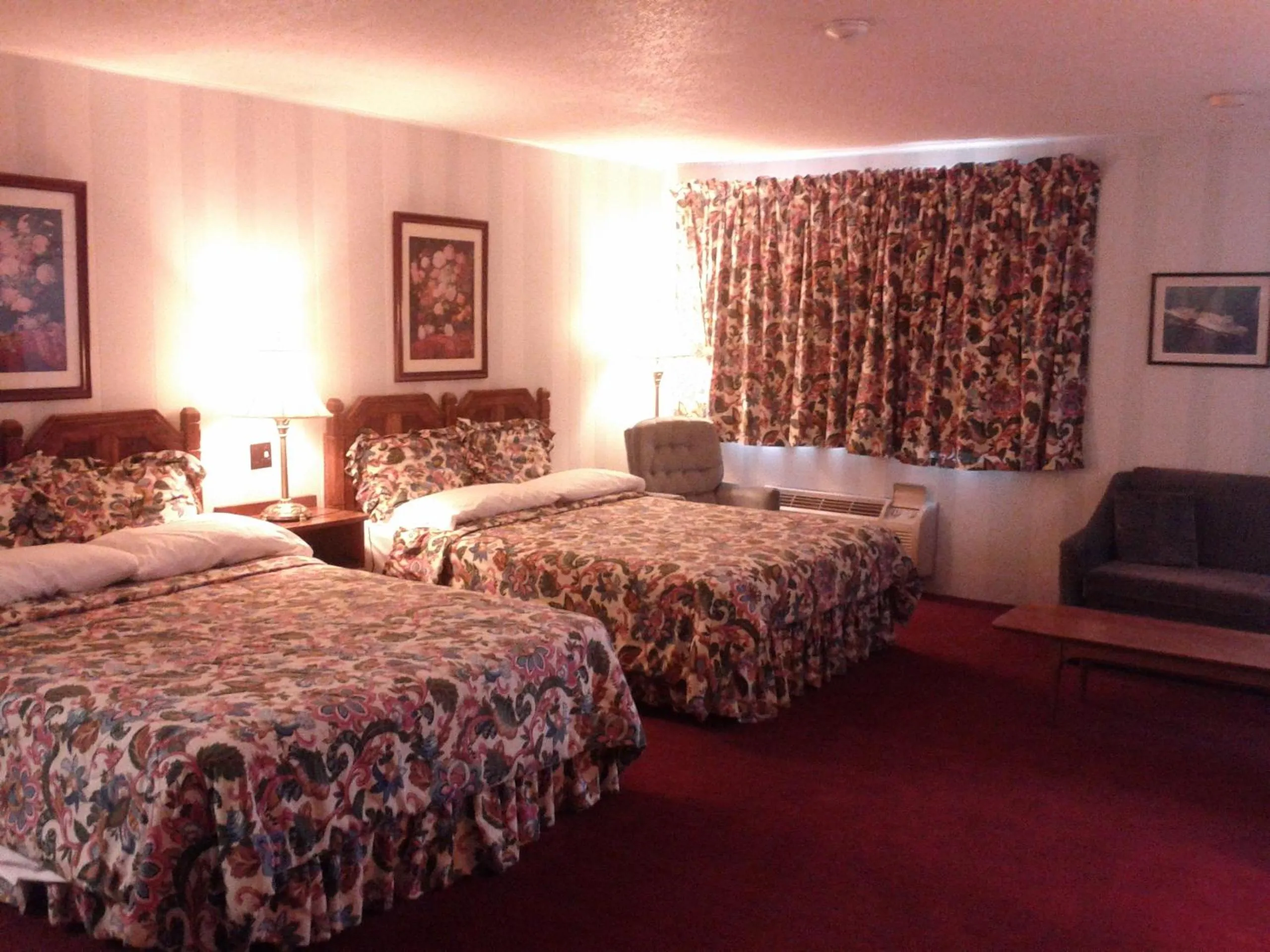 Bed in Diamond Motor Inn