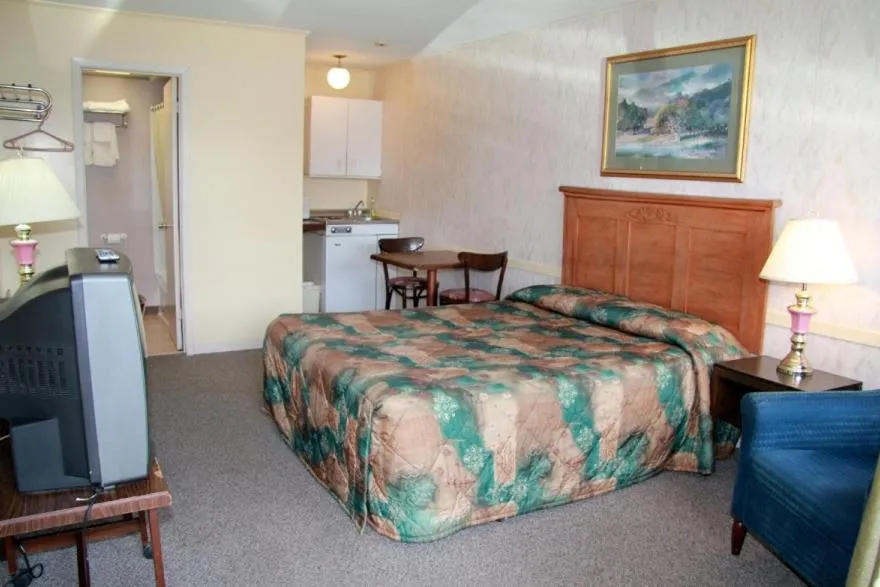 Bed in Diamond Motor Inn