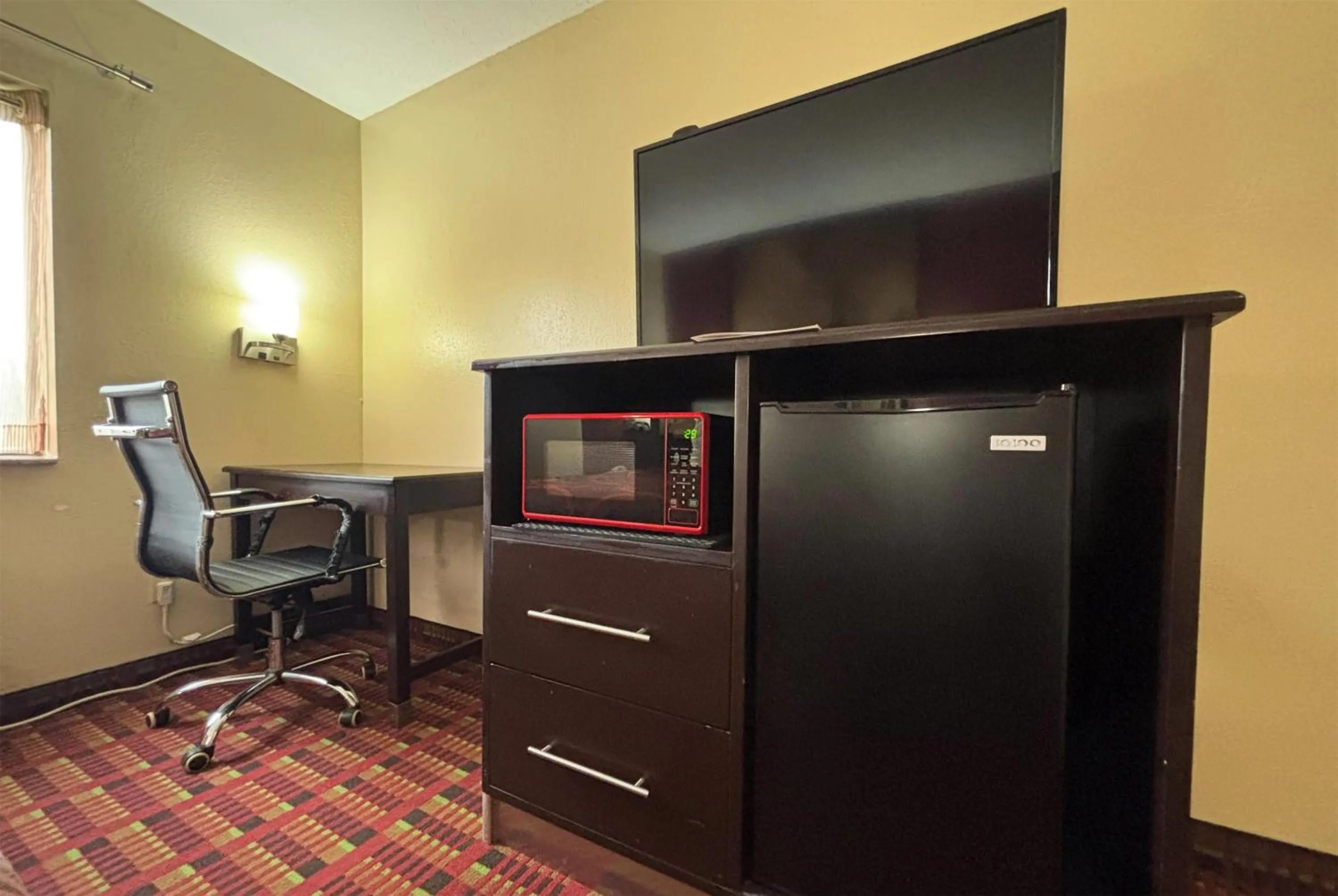 Photo of the whole room in Super 8 by Wyndham Paris IL