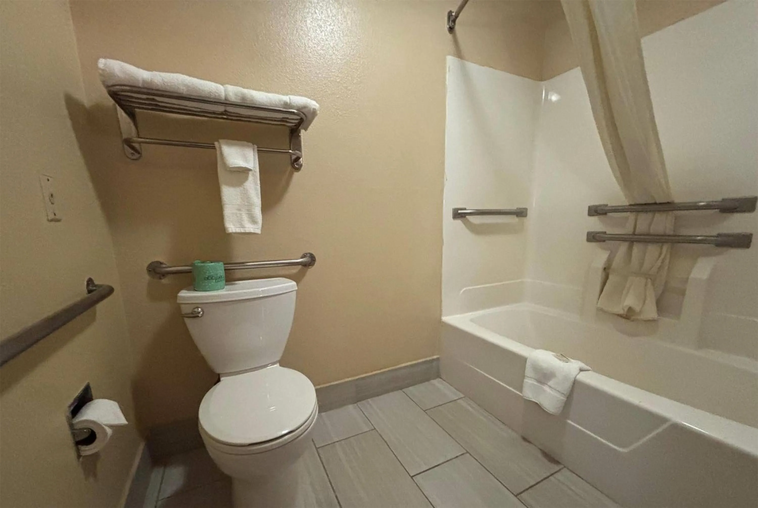 Bathroom in Super 8 by Wyndham Paris IL