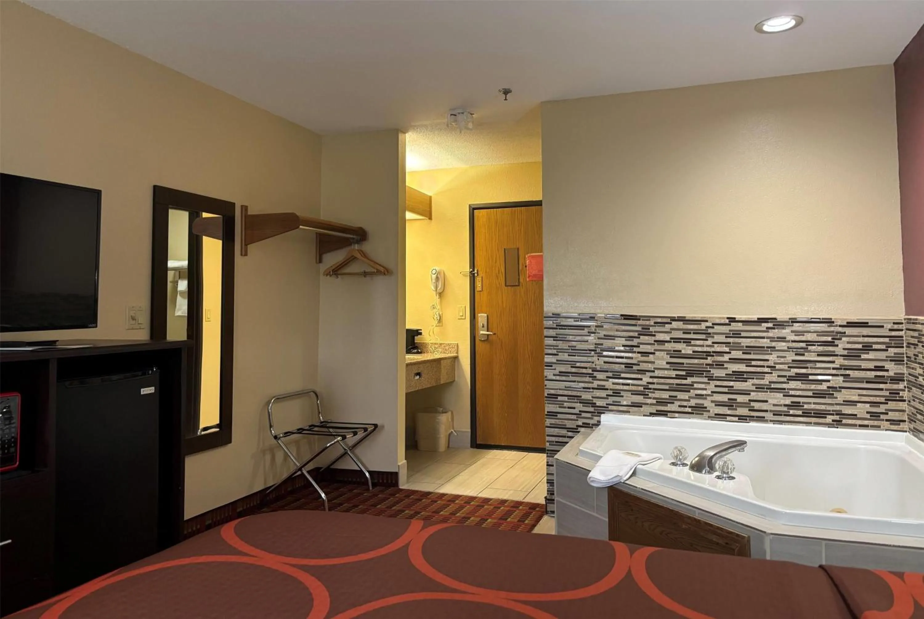 Photo of the whole room in Super 8 by Wyndham Paris IL