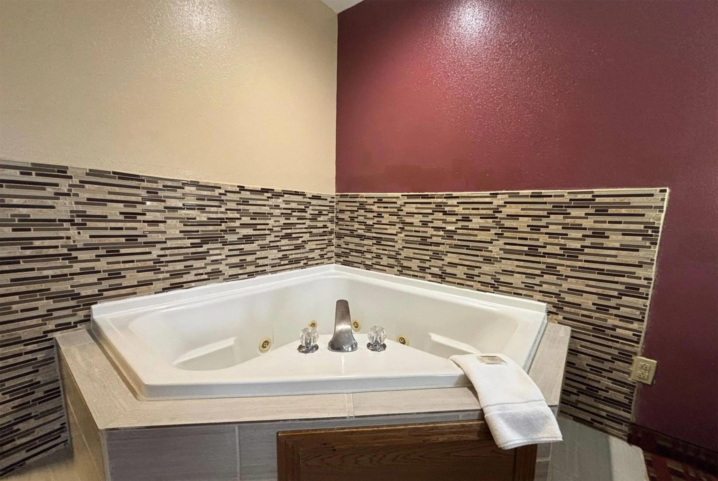 Photo of the whole room in Super 8 by Wyndham Paris IL