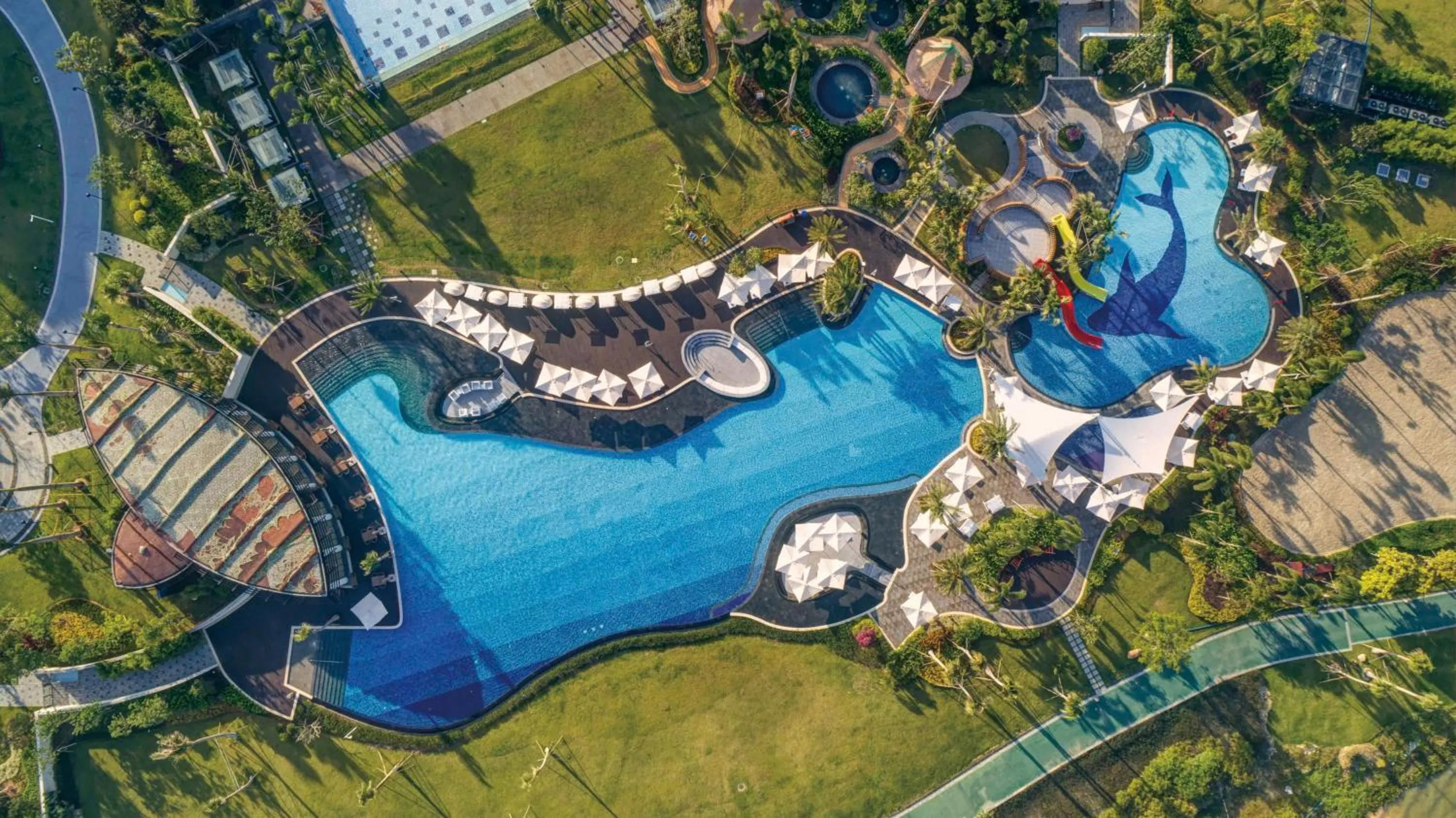 Bird's eye view in Doubletree Resort By Hilton Hainan - Xinglong Lakeside