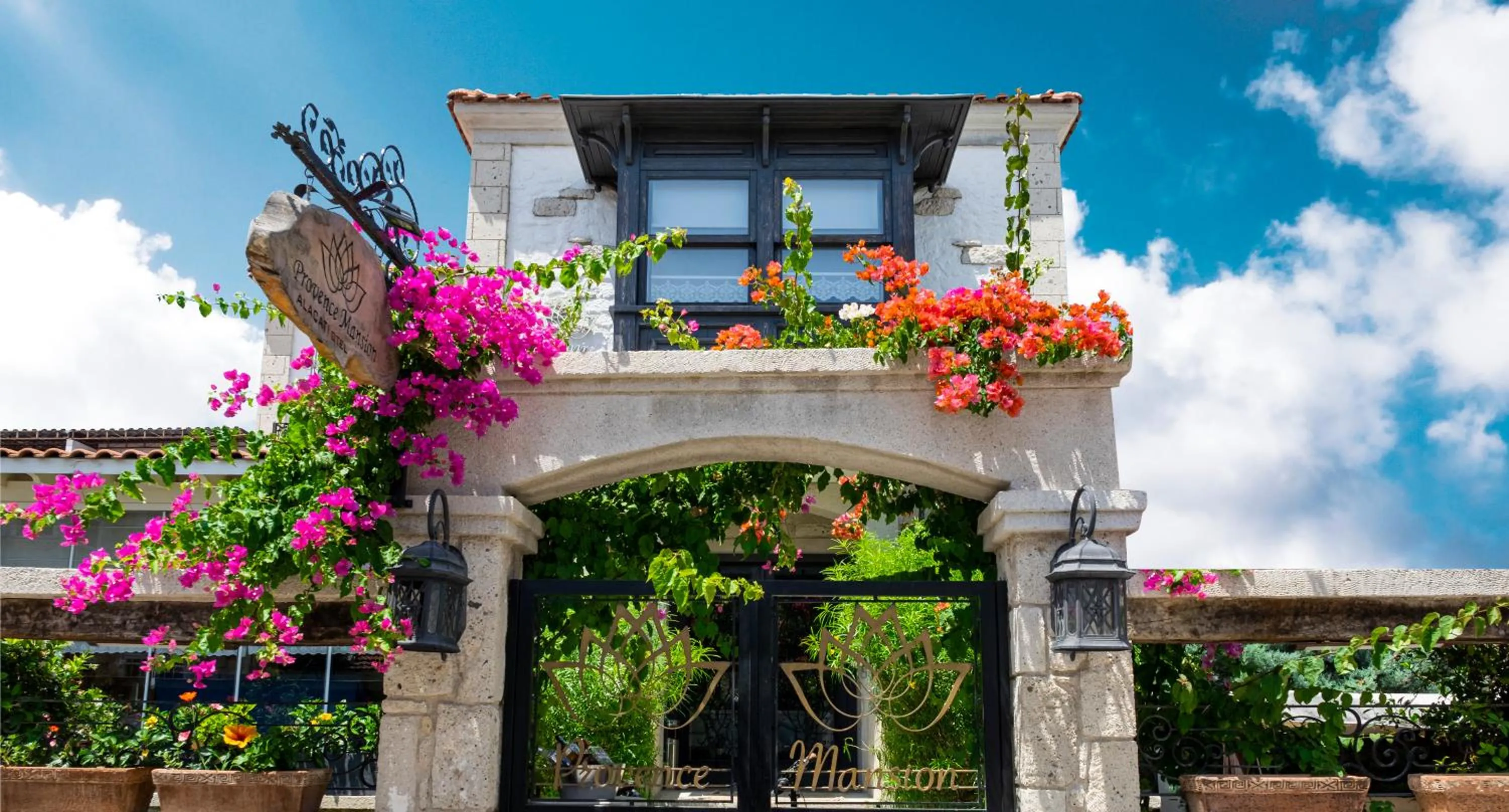 Facade/entrance in PROVENCE MANSİON ALAÇATI