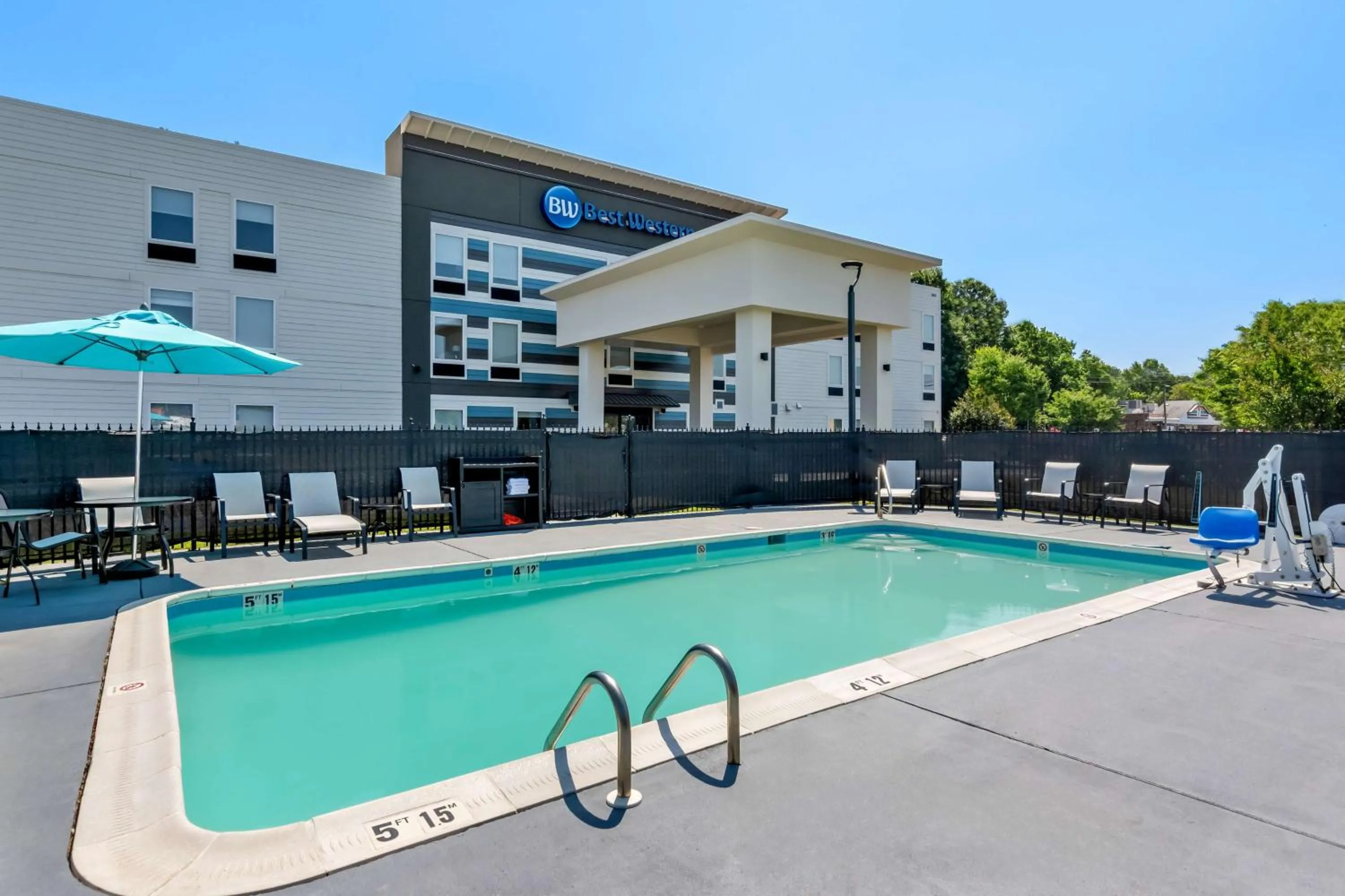 Pool view in Best Western Doswell Hotel