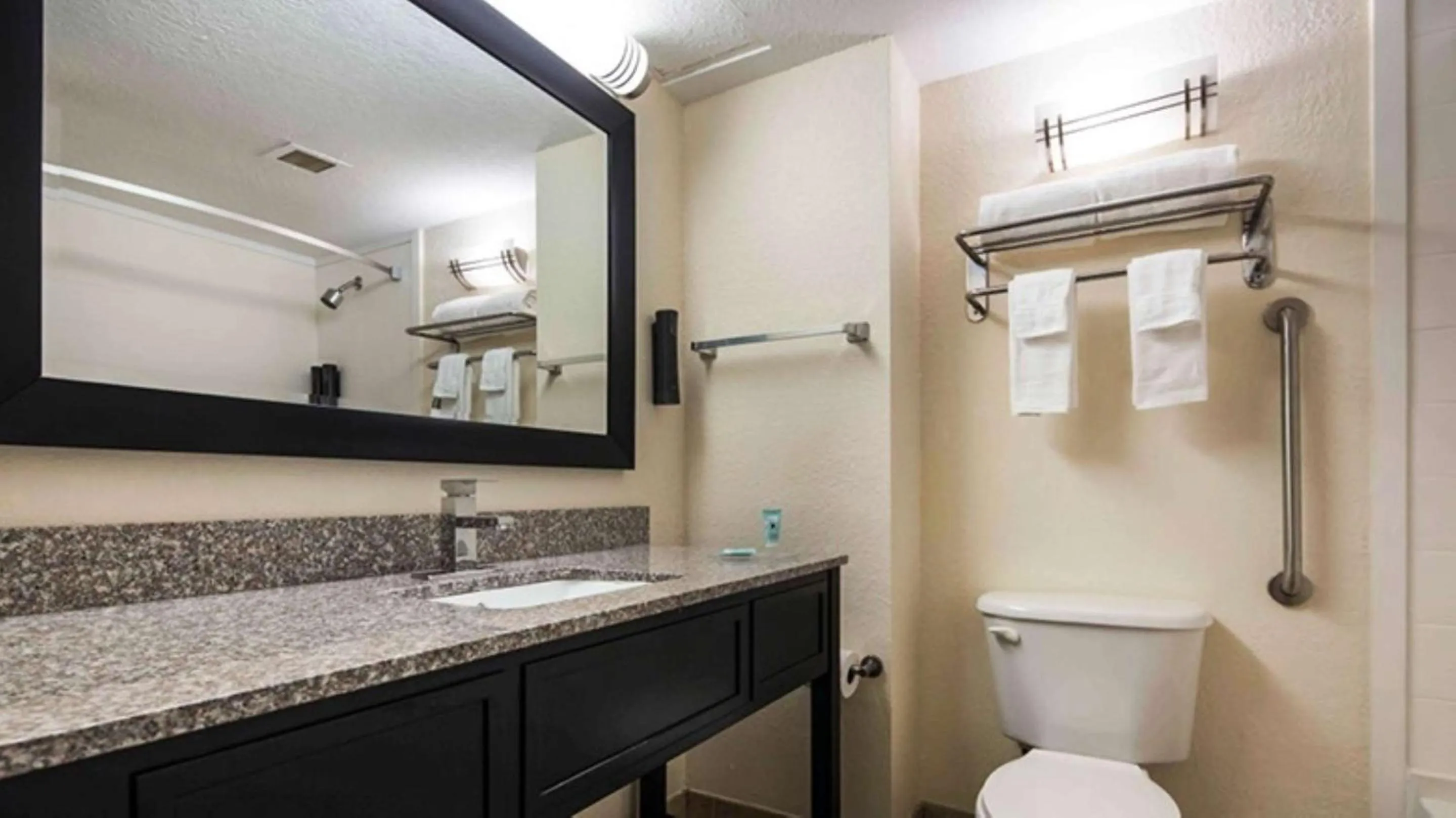 Bathroom in Best Western Mulberry Hotel