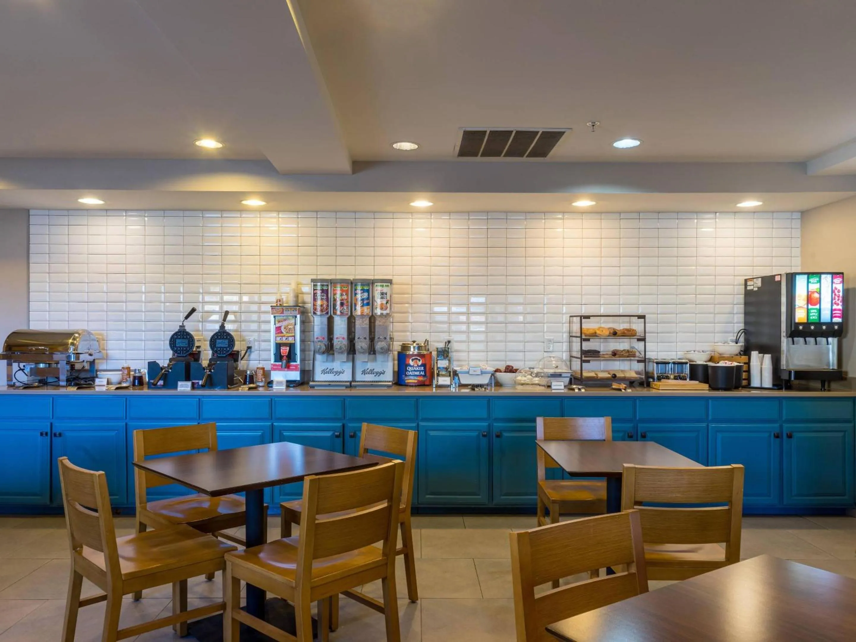 Breakfast in Country Inn & Suites by Radisson, Doswell Kings Dominion , VA