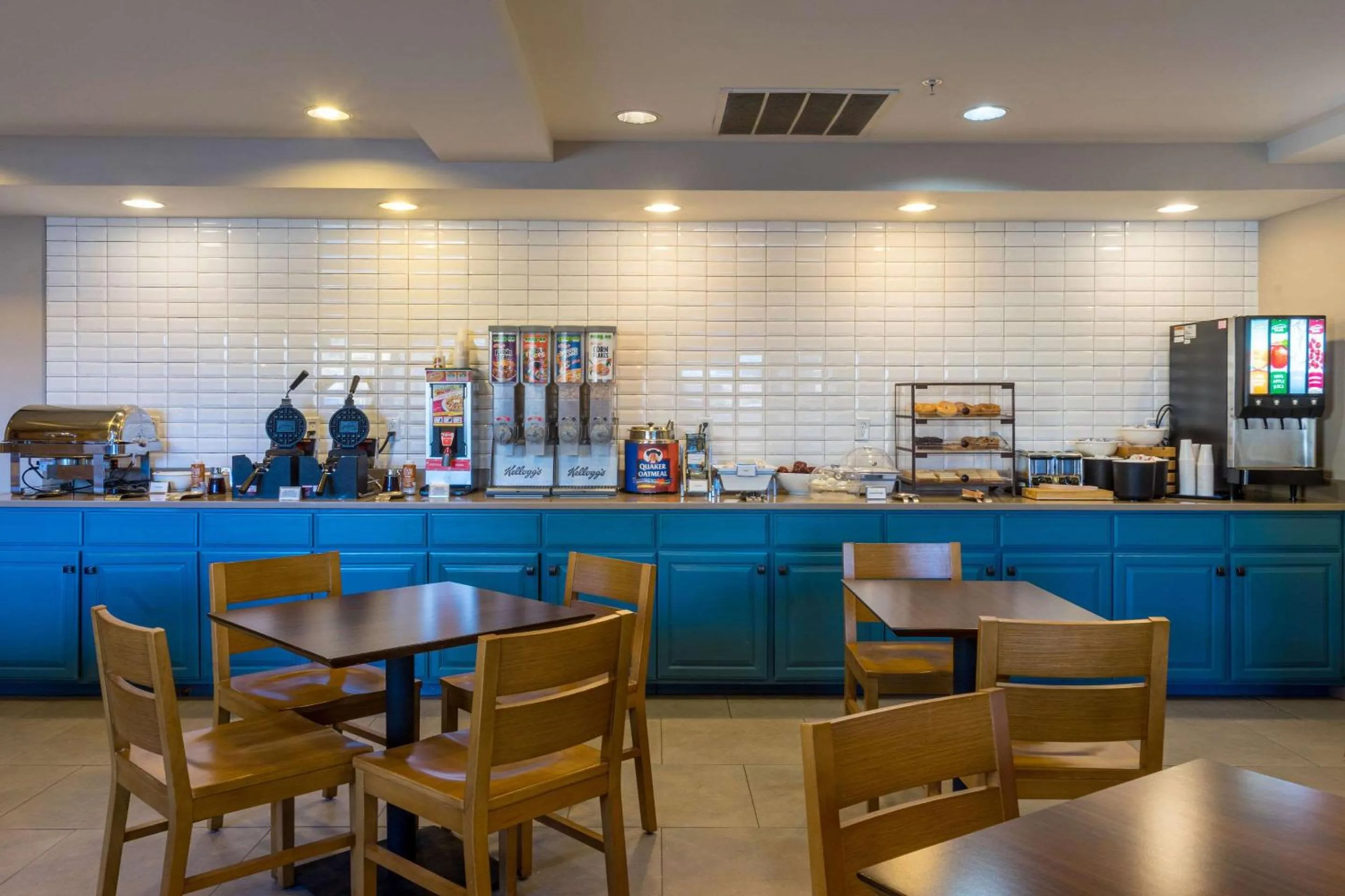 Breakfast in Country Inn & Suites by Radisson, Doswell Kings Dominion , VA