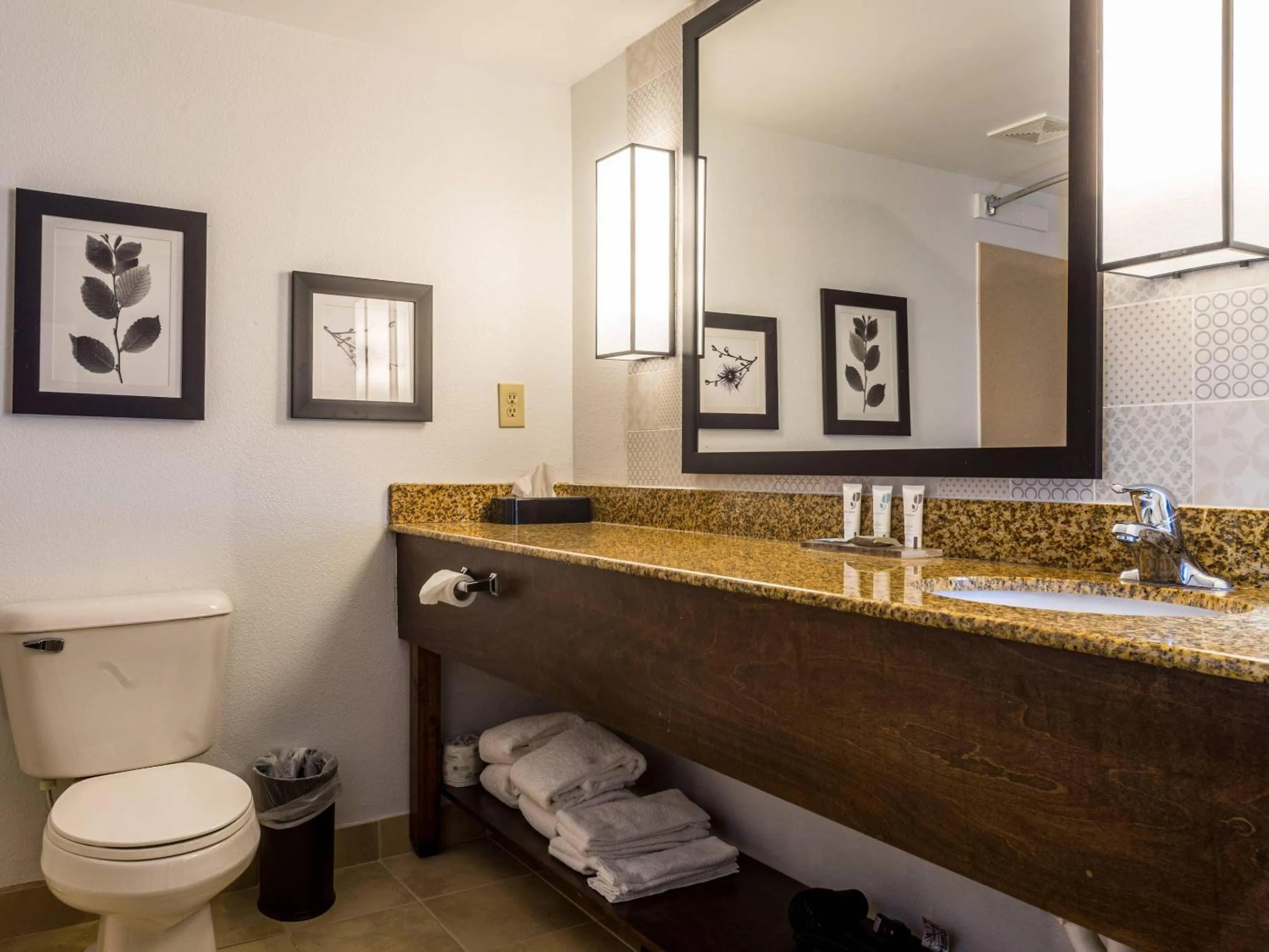 Bedroom in Country Inn & Suites by Radisson, Doswell Kings Dominion , VA