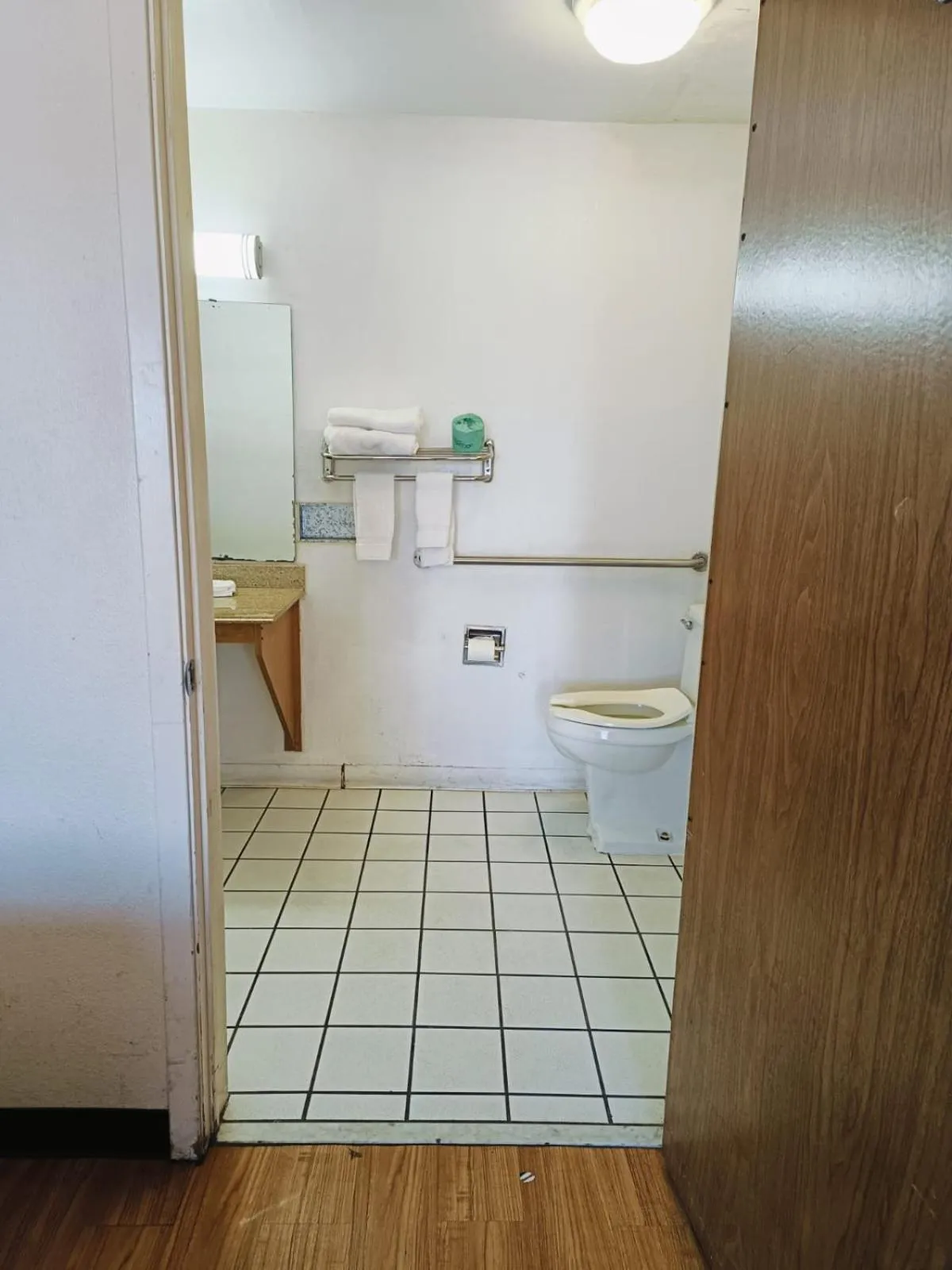 Bathroom in Wichita Falls inn