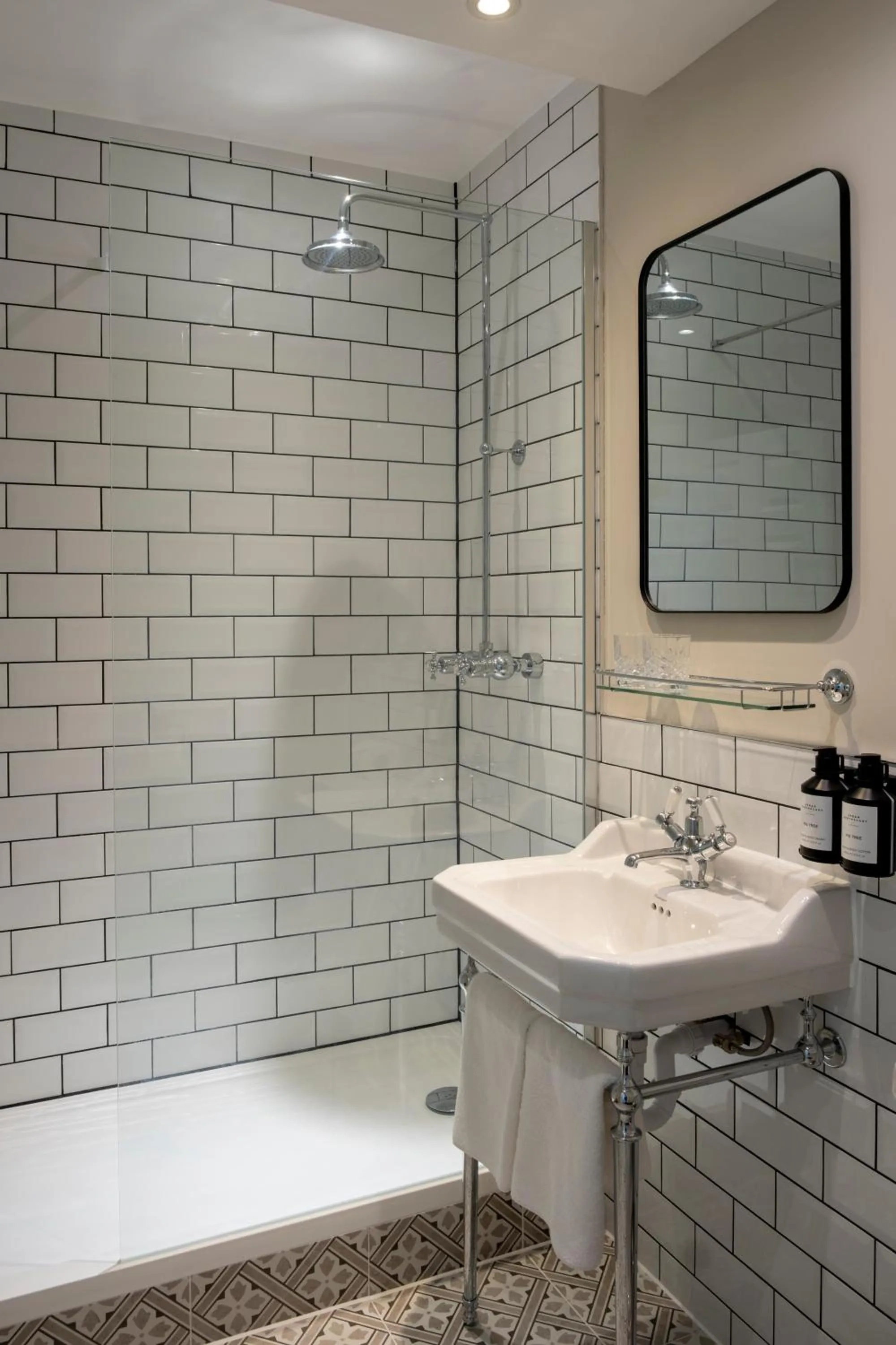 Shower in Warbrook House Heritage Hotel