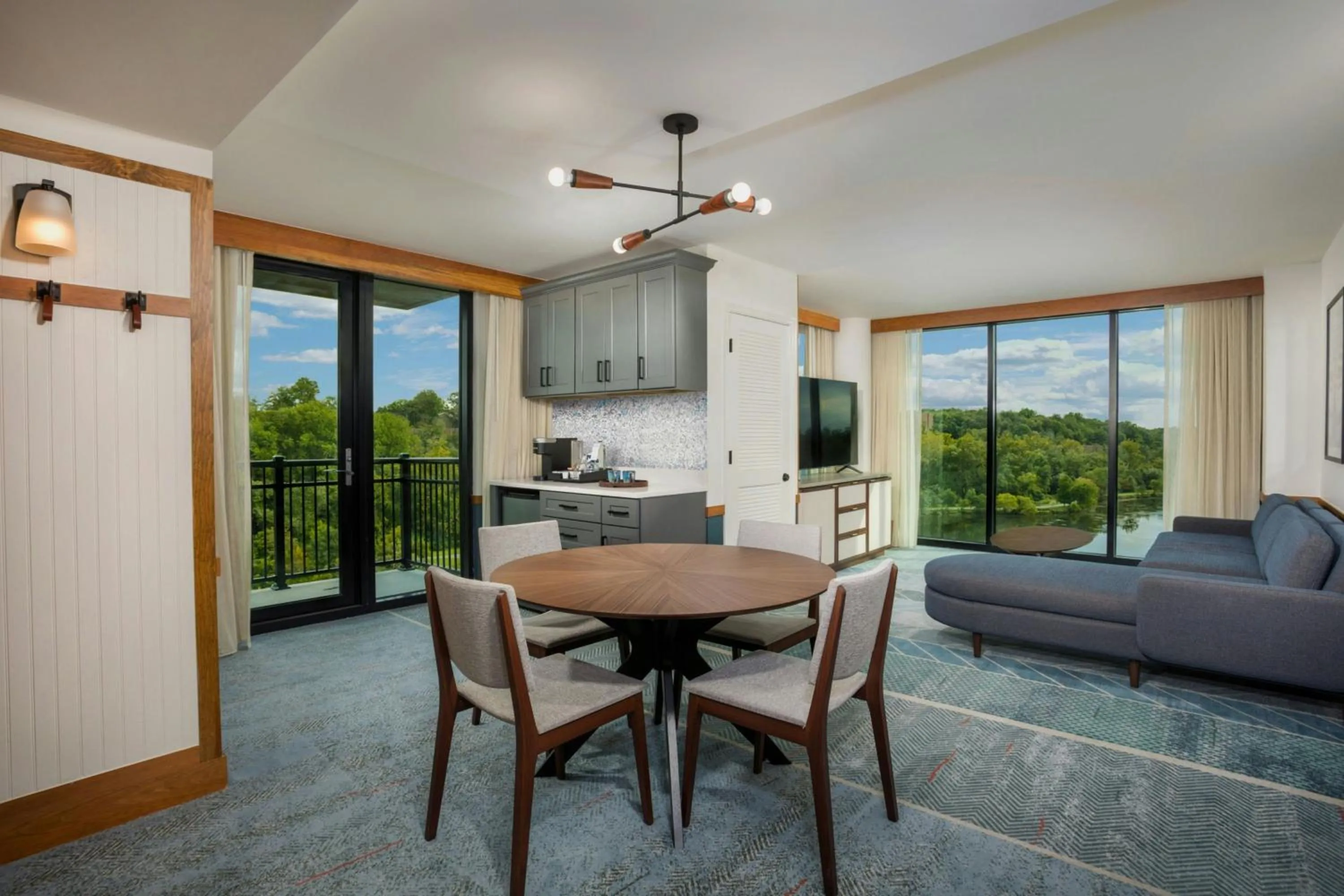 Living room in Merriweather Lakehouse Hotel, Autograph Collection