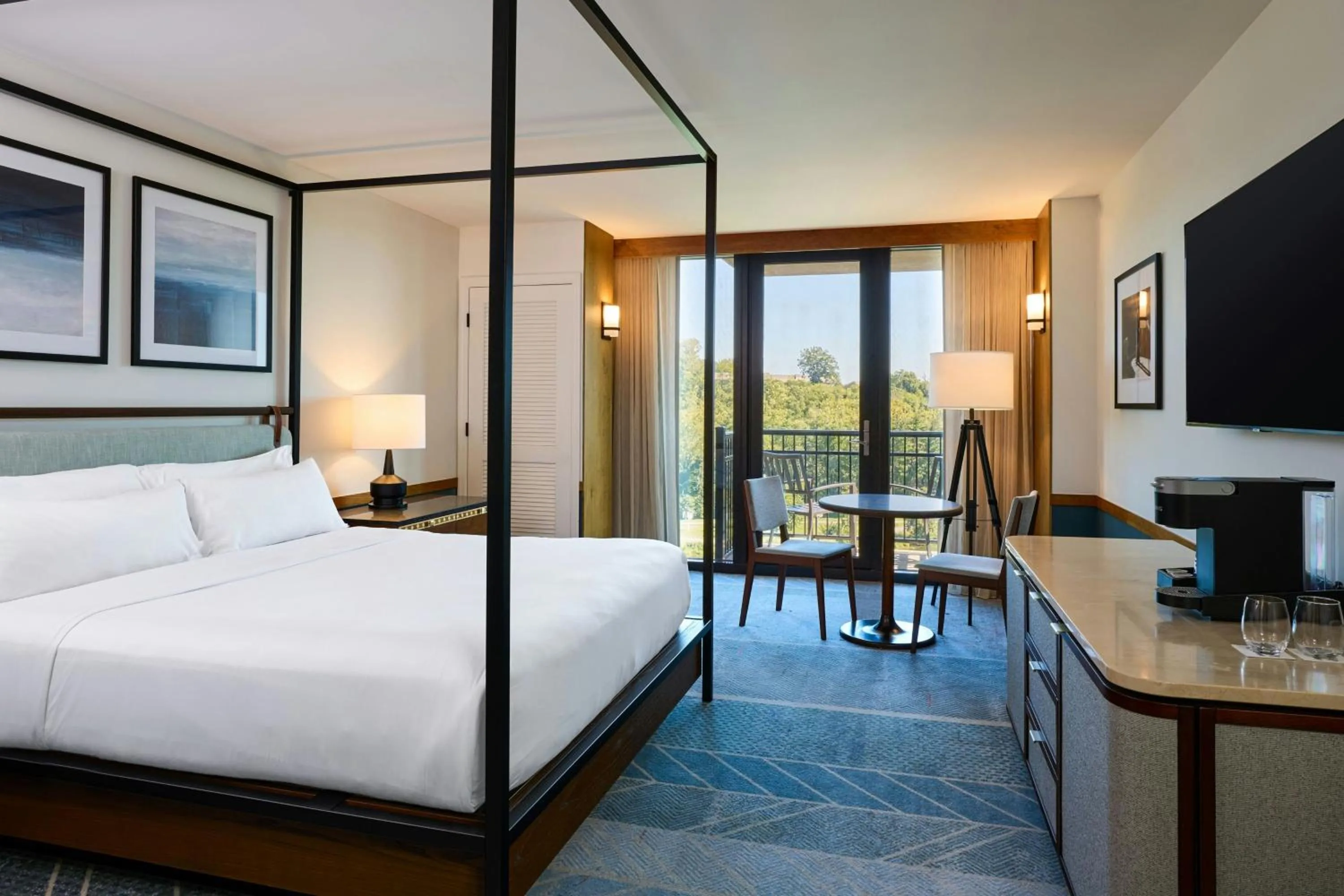 Photo of the whole room, Bed in Merriweather Lakehouse Hotel, Autograph Collection