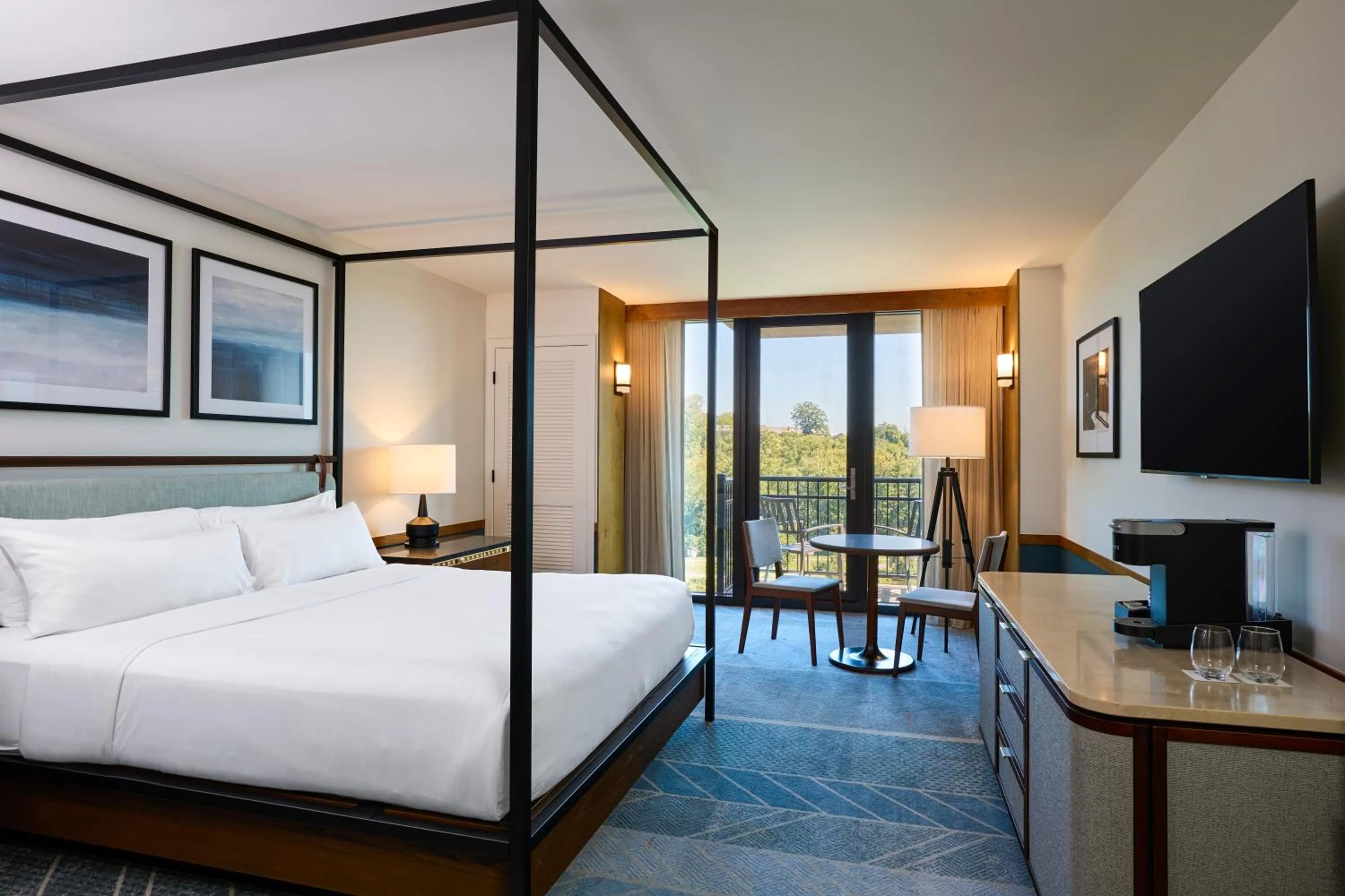 Bedroom, Bed in Merriweather Lakehouse Hotel, Autograph Collection