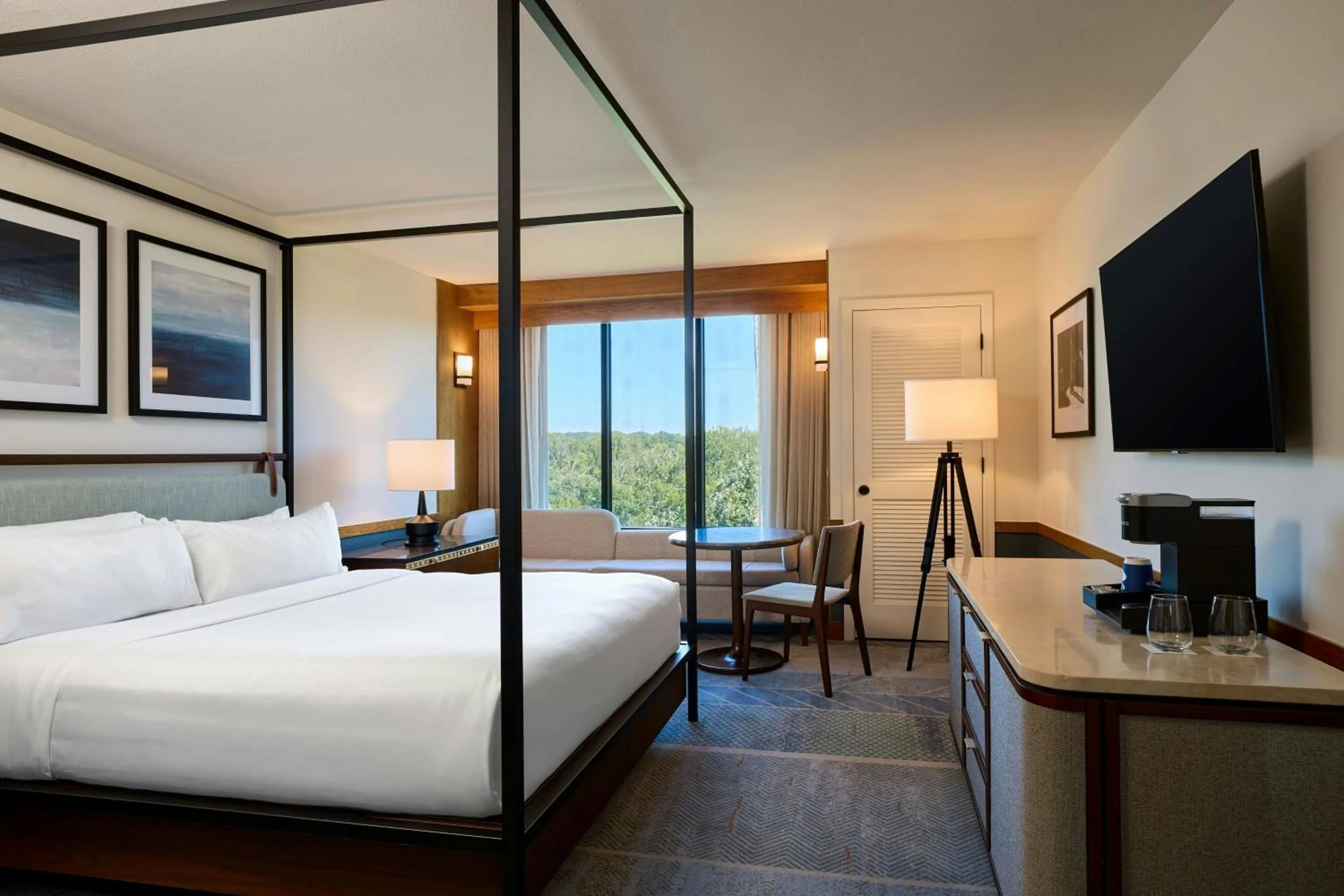 Photo of the whole room, Bed in Merriweather Lakehouse Hotel, Autograph Collection