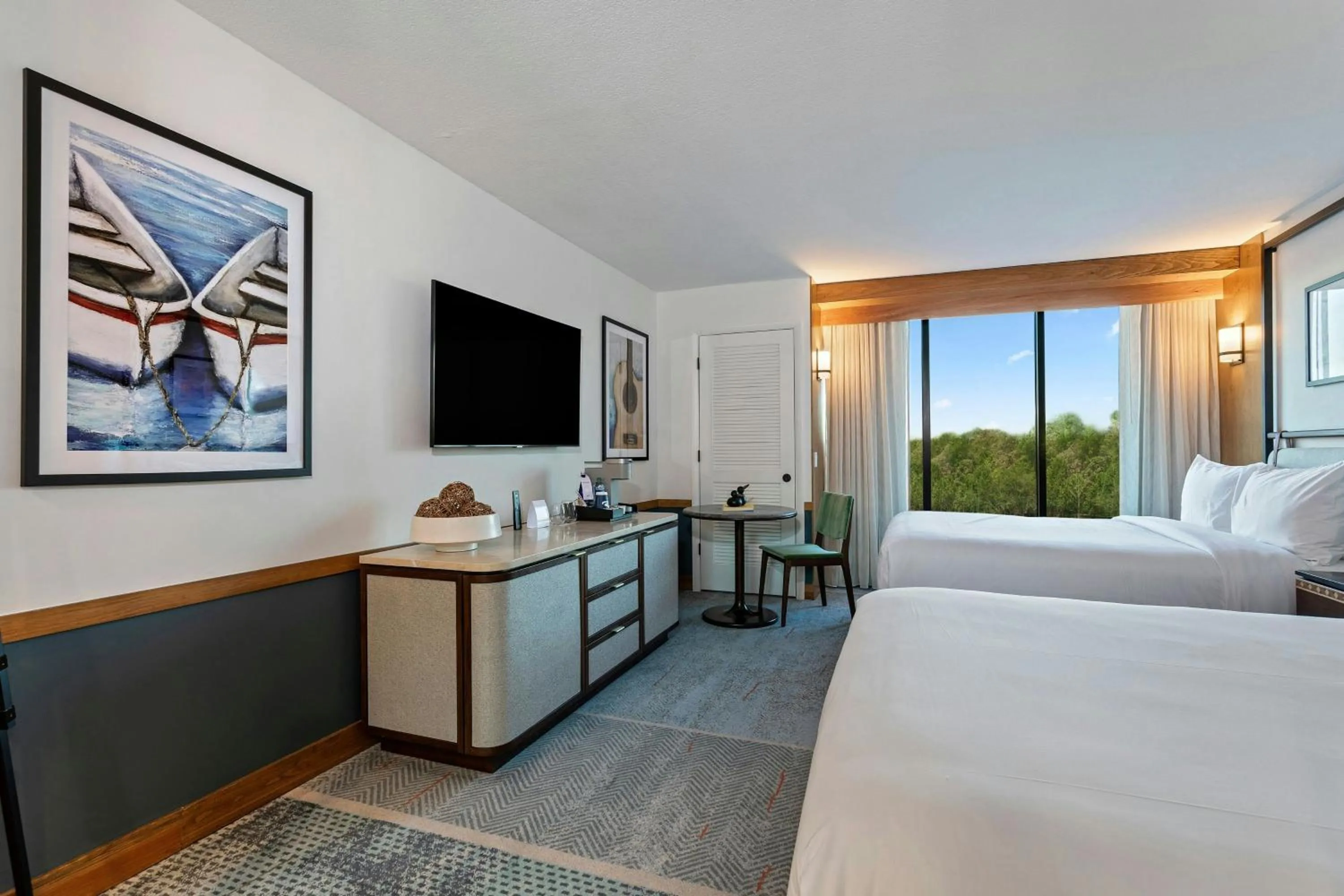 Photo of the whole room, Bed in Merriweather Lakehouse Hotel, Autograph Collection