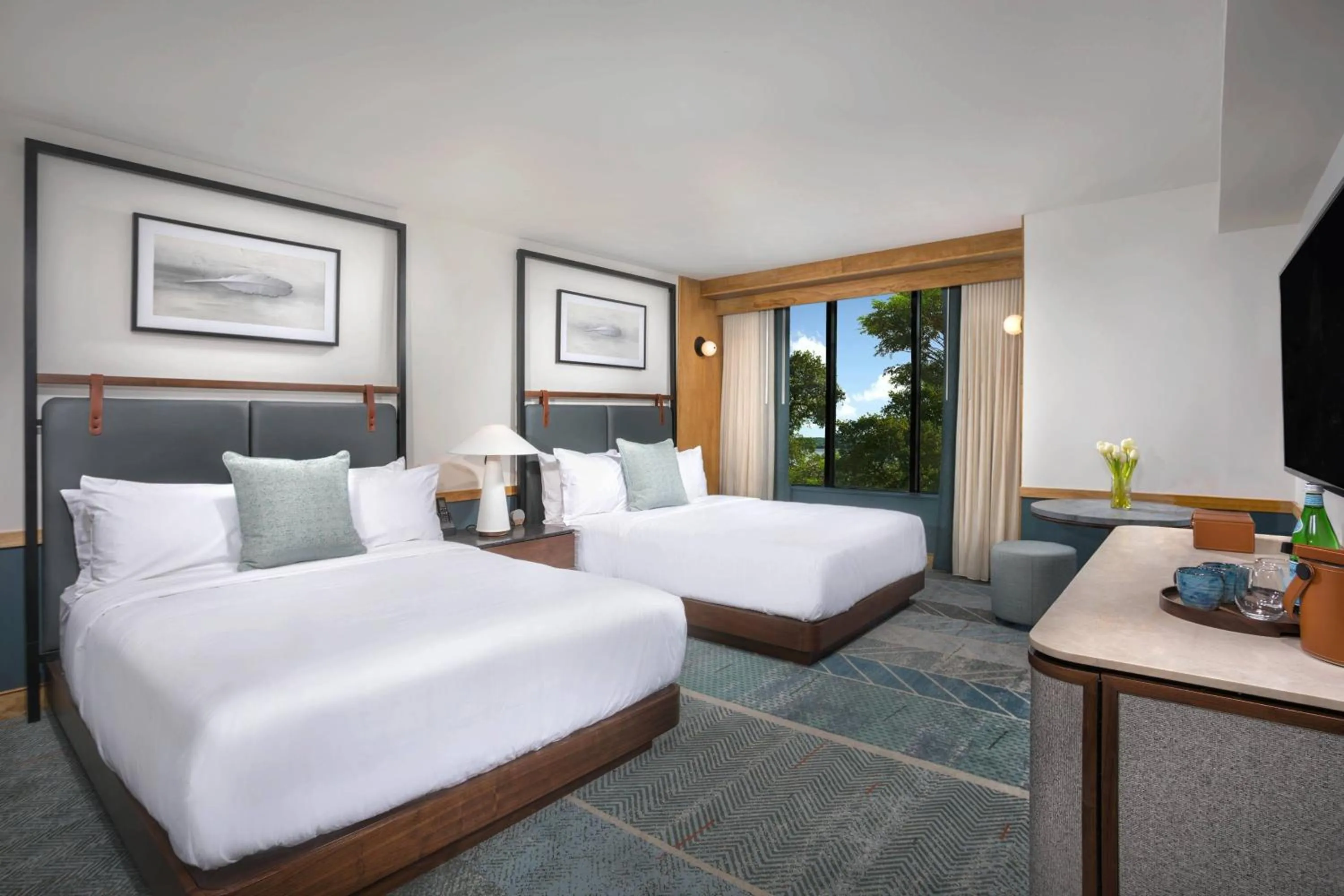 Photo of the whole room, Bed in Merriweather Lakehouse Hotel, Autograph Collection