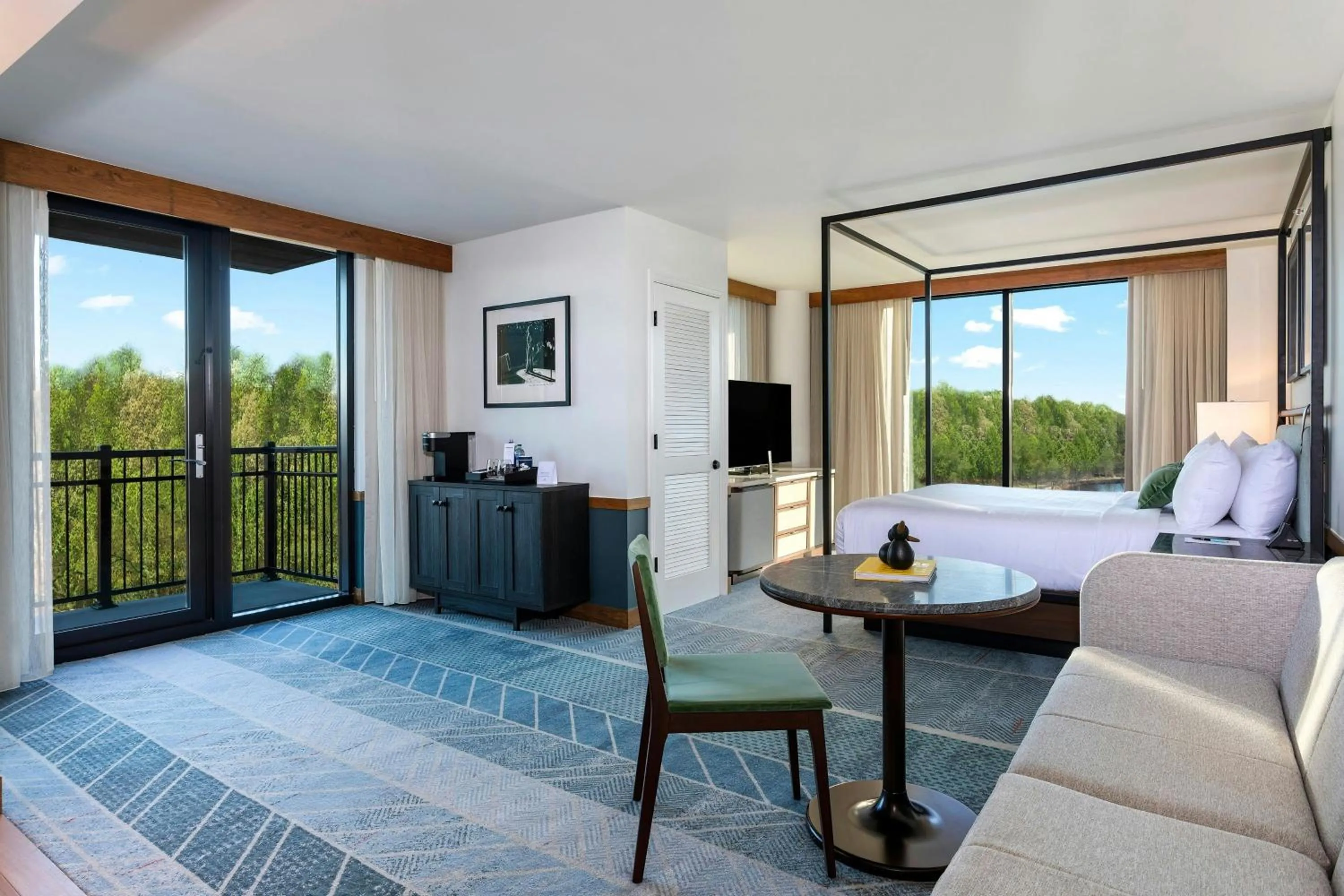 Bedroom, Bed in Merriweather Lakehouse Hotel, Autograph Collection