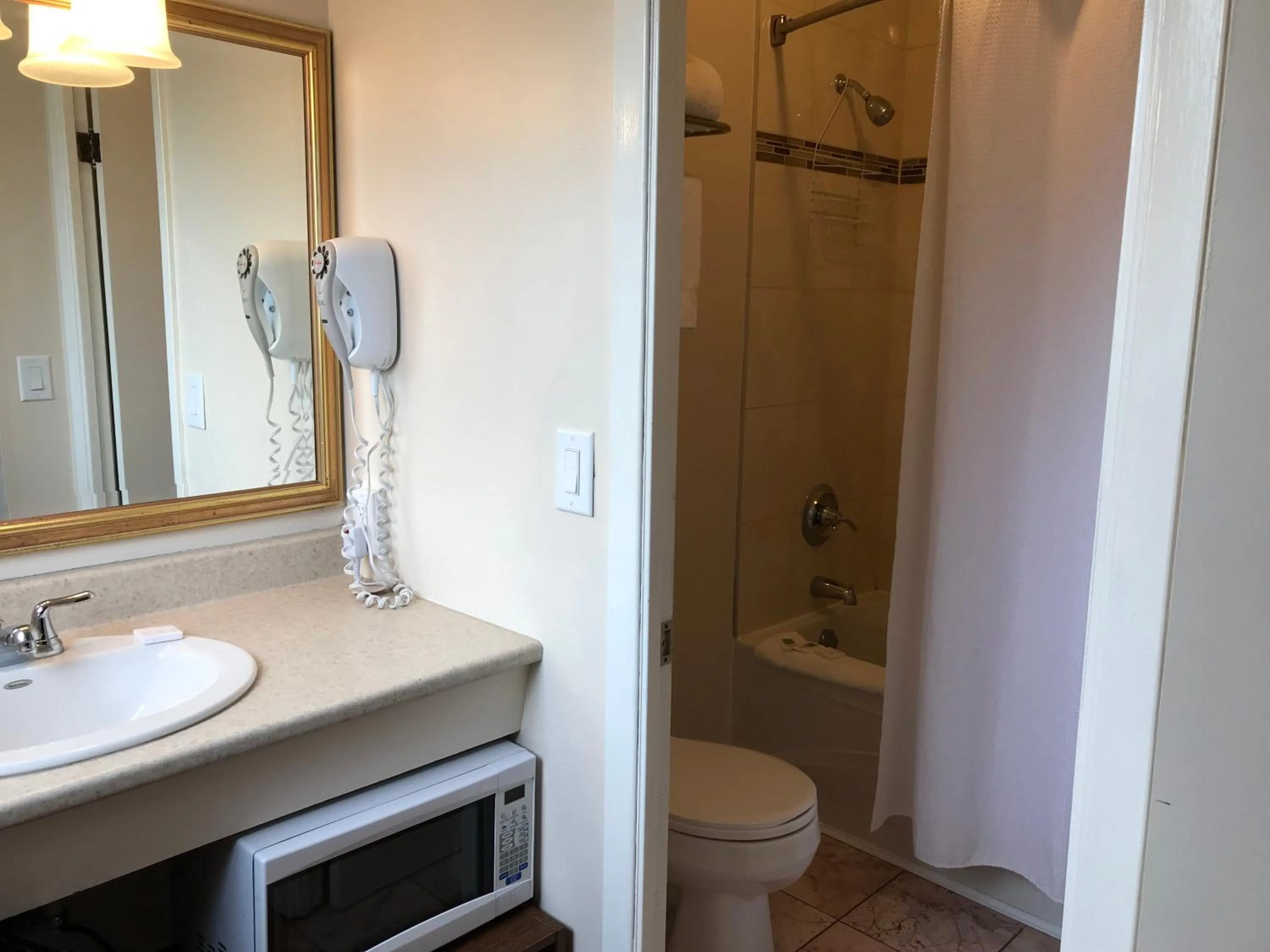 Bathroom in Cardinal Court Motel