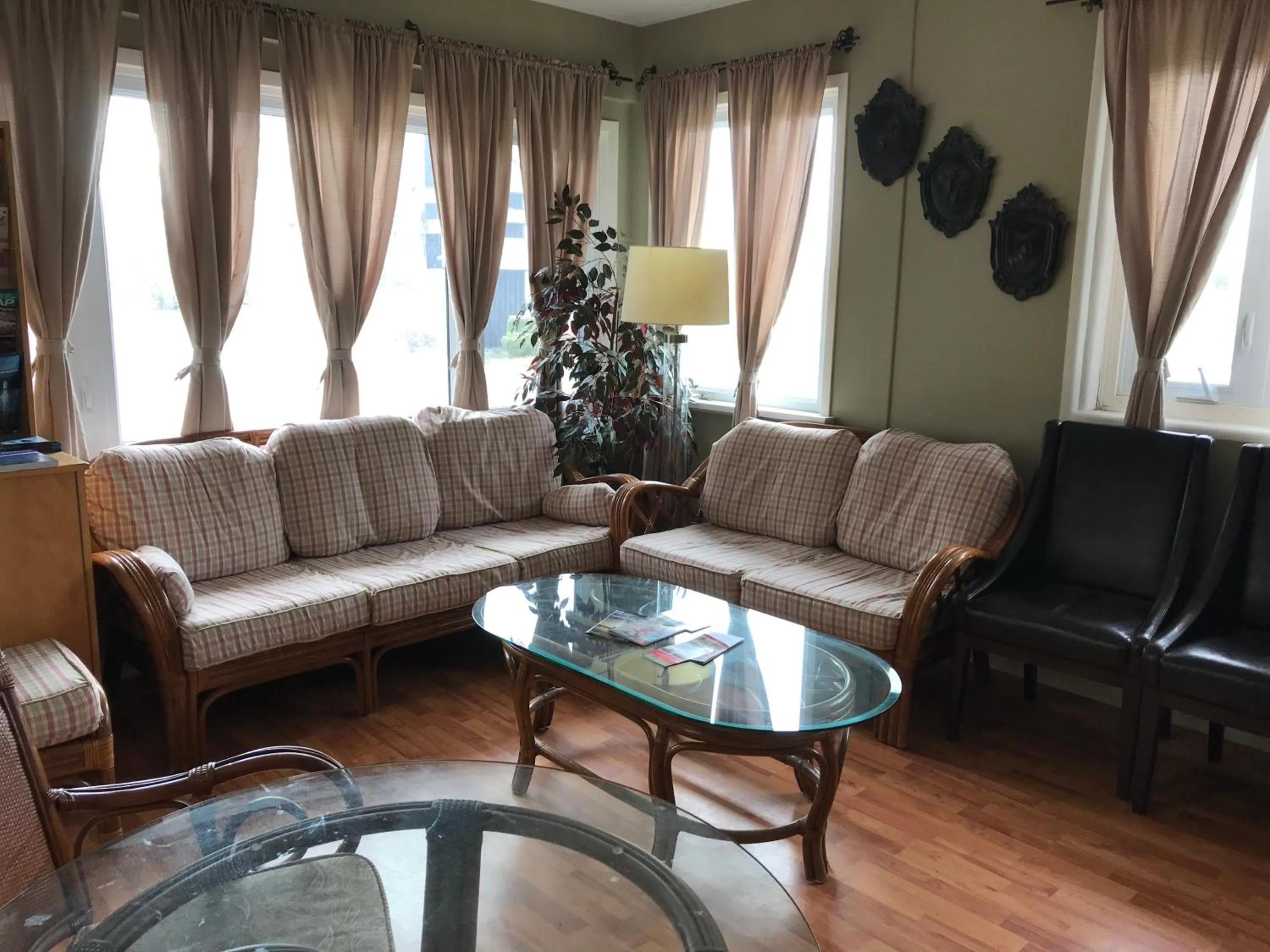 Seating area in Cardinal Court Motel
