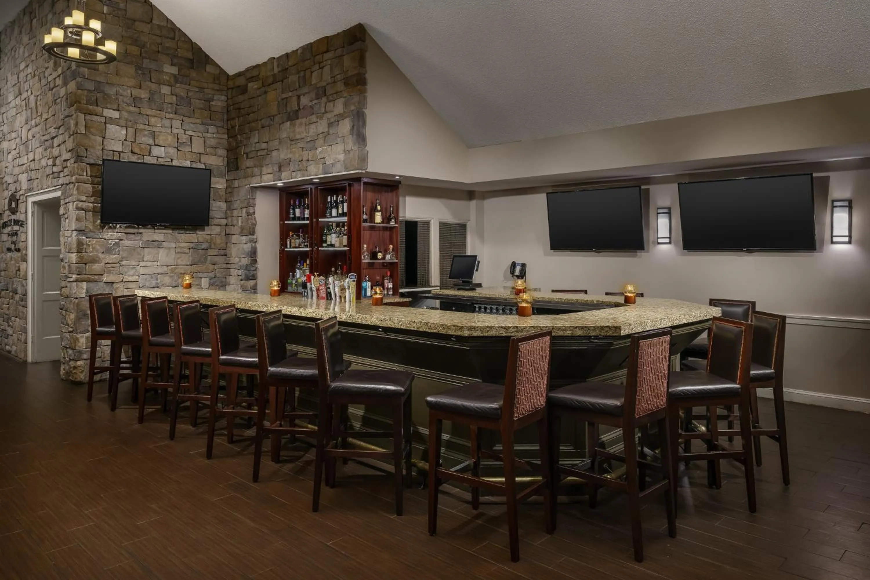 Lounge or bar in Sheraton Great Valley Hotel