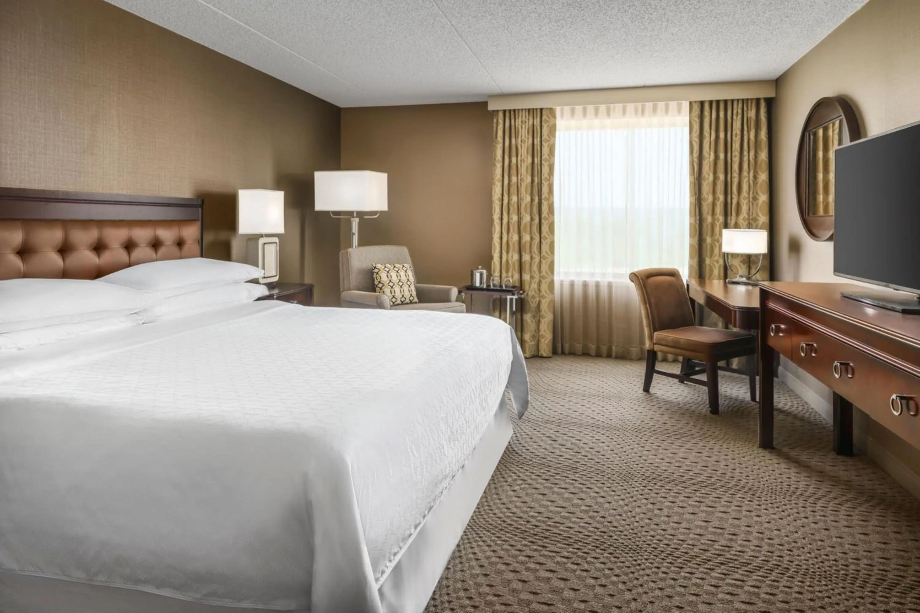 Photo of the whole room, Bed in Sheraton Great Valley Hotel